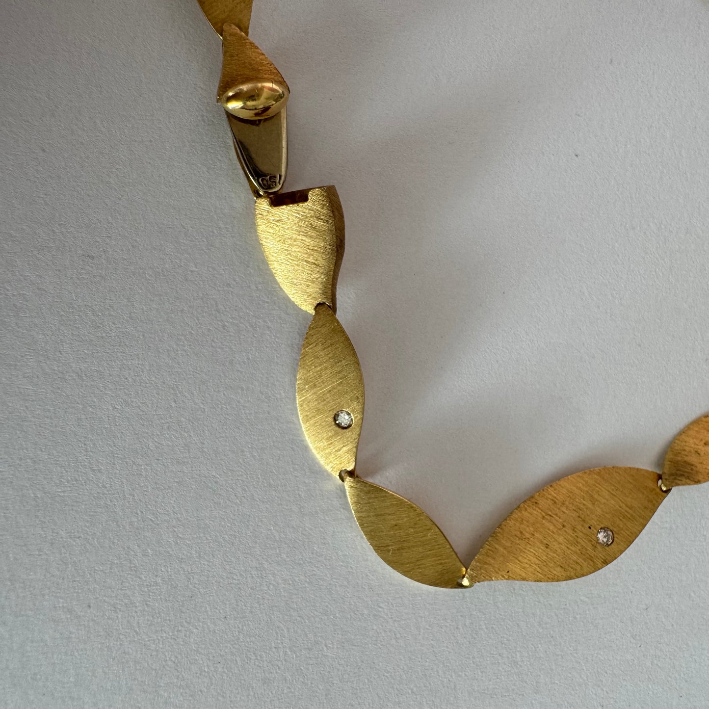 צמיד יוקרתי של המותג H.Stern, עשוי זהב 18 קראט, בעיצוב עלים מחוספסים במראה משי מט. 