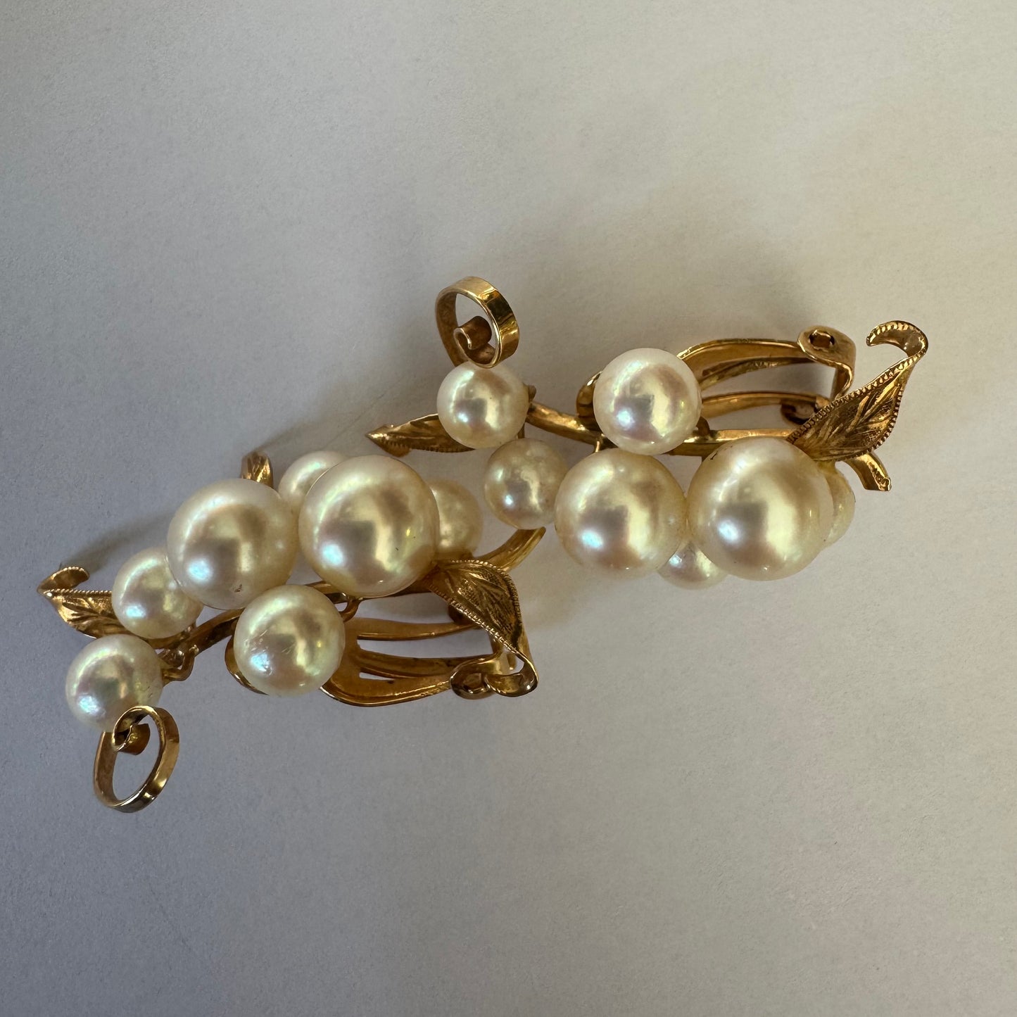 עגילי קליפס זהב 14 קראט, משובצים אשכול פנינים בגווני לבן-קרם.