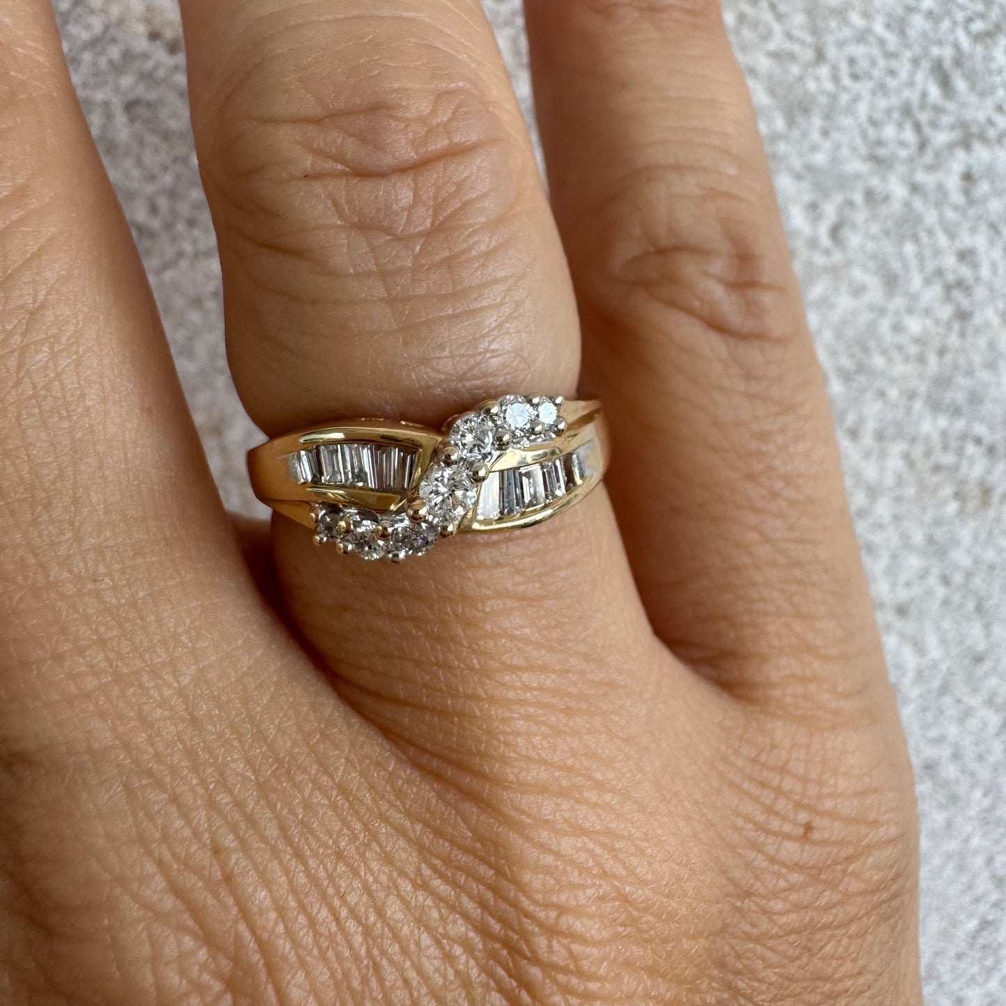 טבעת זהב צהוב 14 קראט משובצת יהלומים בחיתוך באגט ועגול.