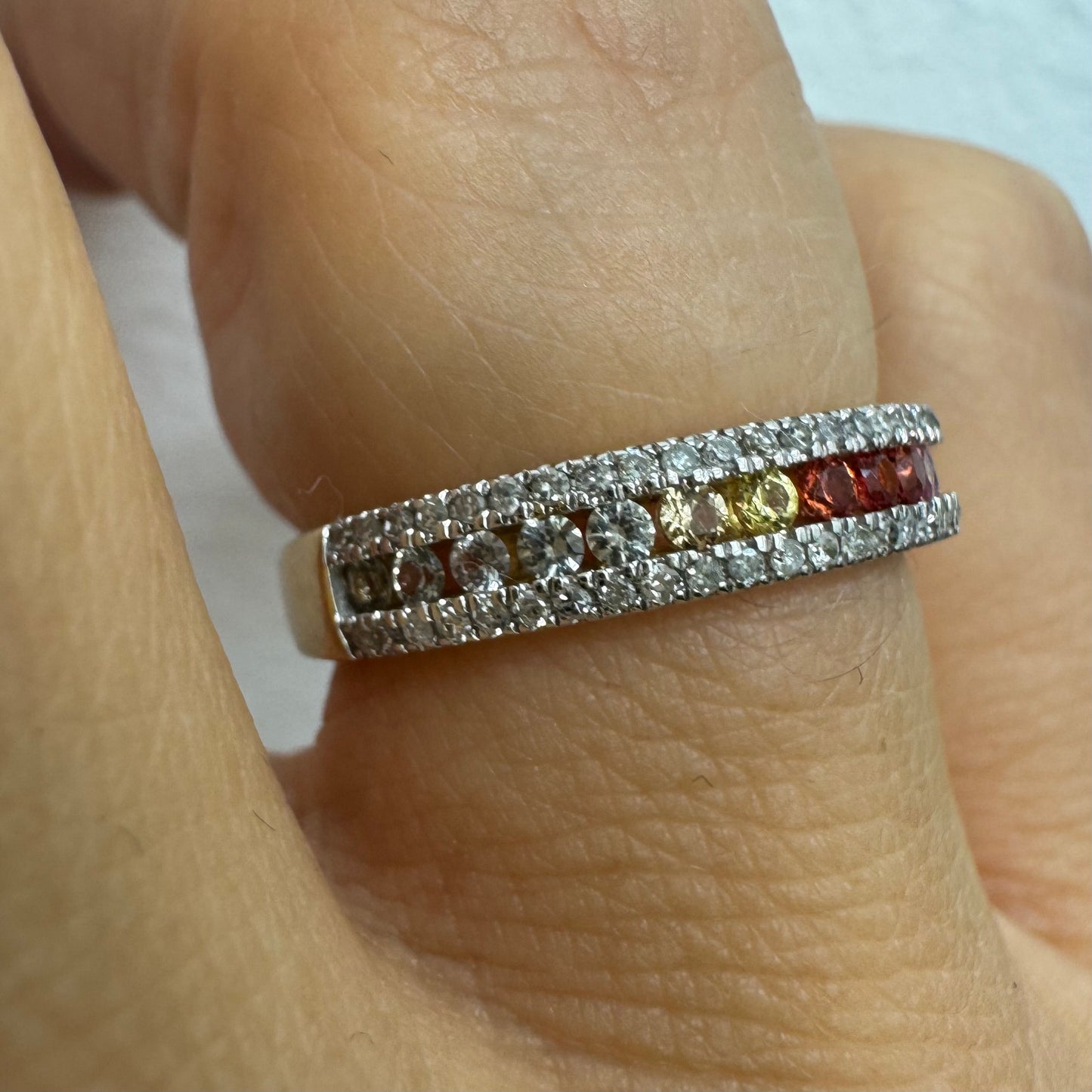 טבעת זהב צהוב 14 קראט משובצת בשורת אבני ספיר צבעוניות ומוקפת יהלומים נוצצים