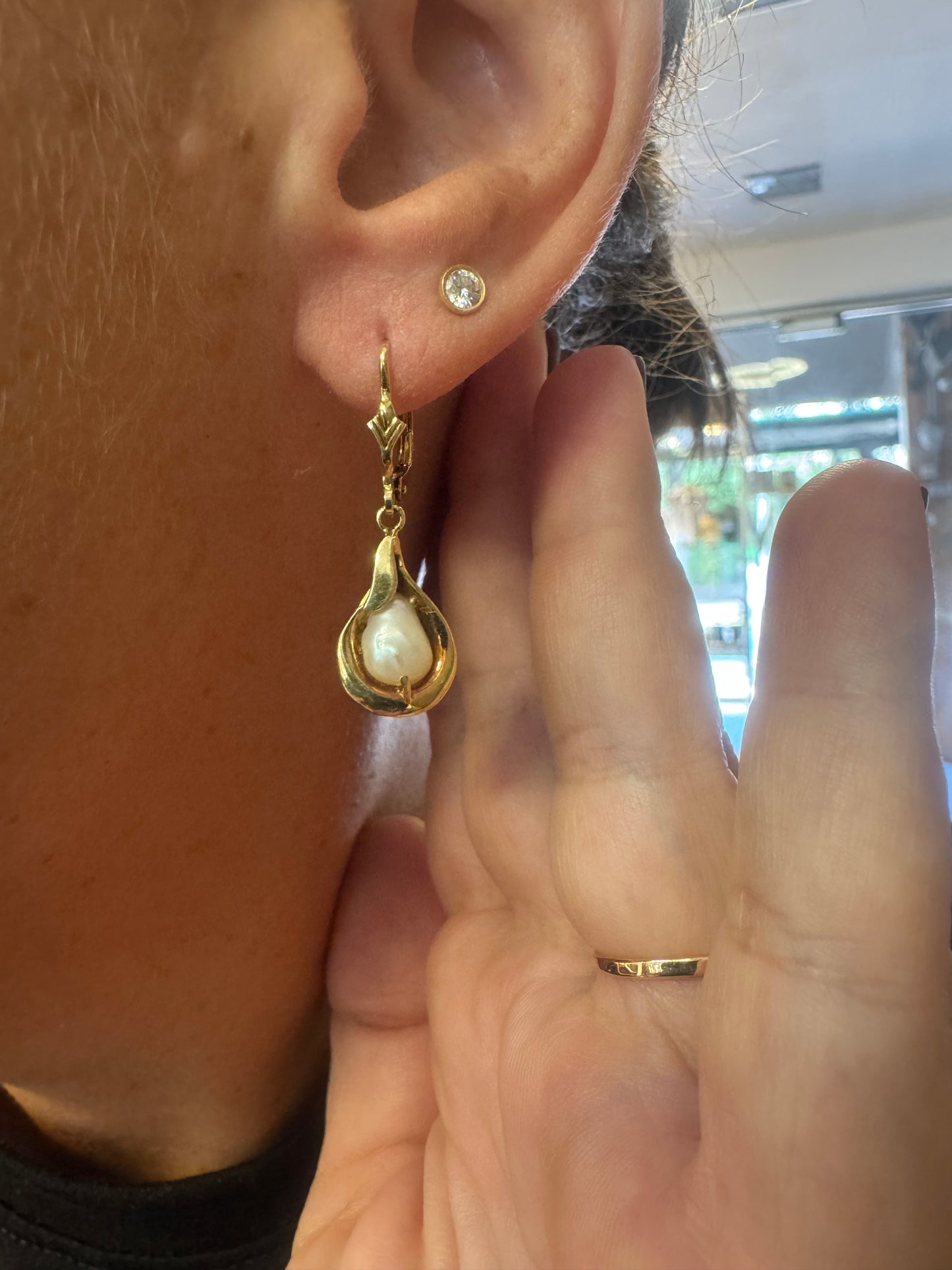 עגילי זהב צהוב 14 קראט משובצים פניני בארוק בעיצוב נוזלי ורך שמדגיש את היופי הטבעי של הפנינה