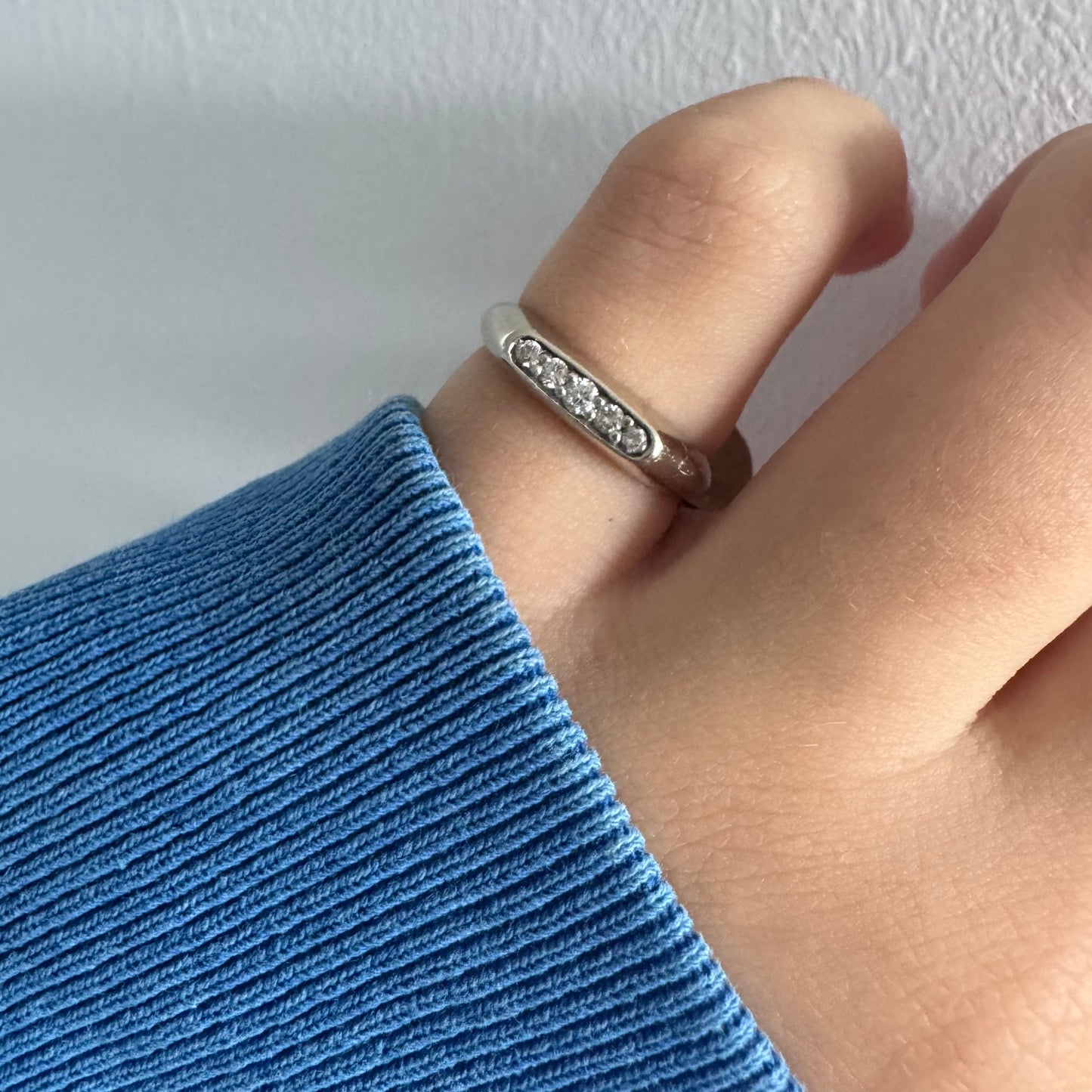 טבעת זהב לבן 14 קראט, בעיצוב עדין וקלאסי, משובצת שורת יהלומים קטנים במסגרת חלקה ונוחה לענידה יומיומית. 