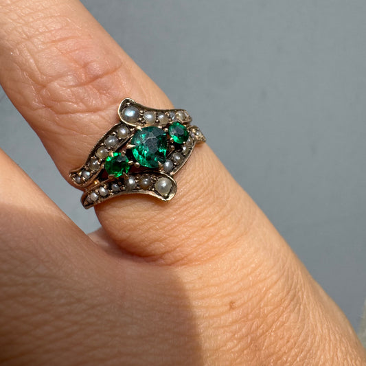 טבעת זהב 10 קראט משובצת אמרלדים ופנינים טבעיות. 