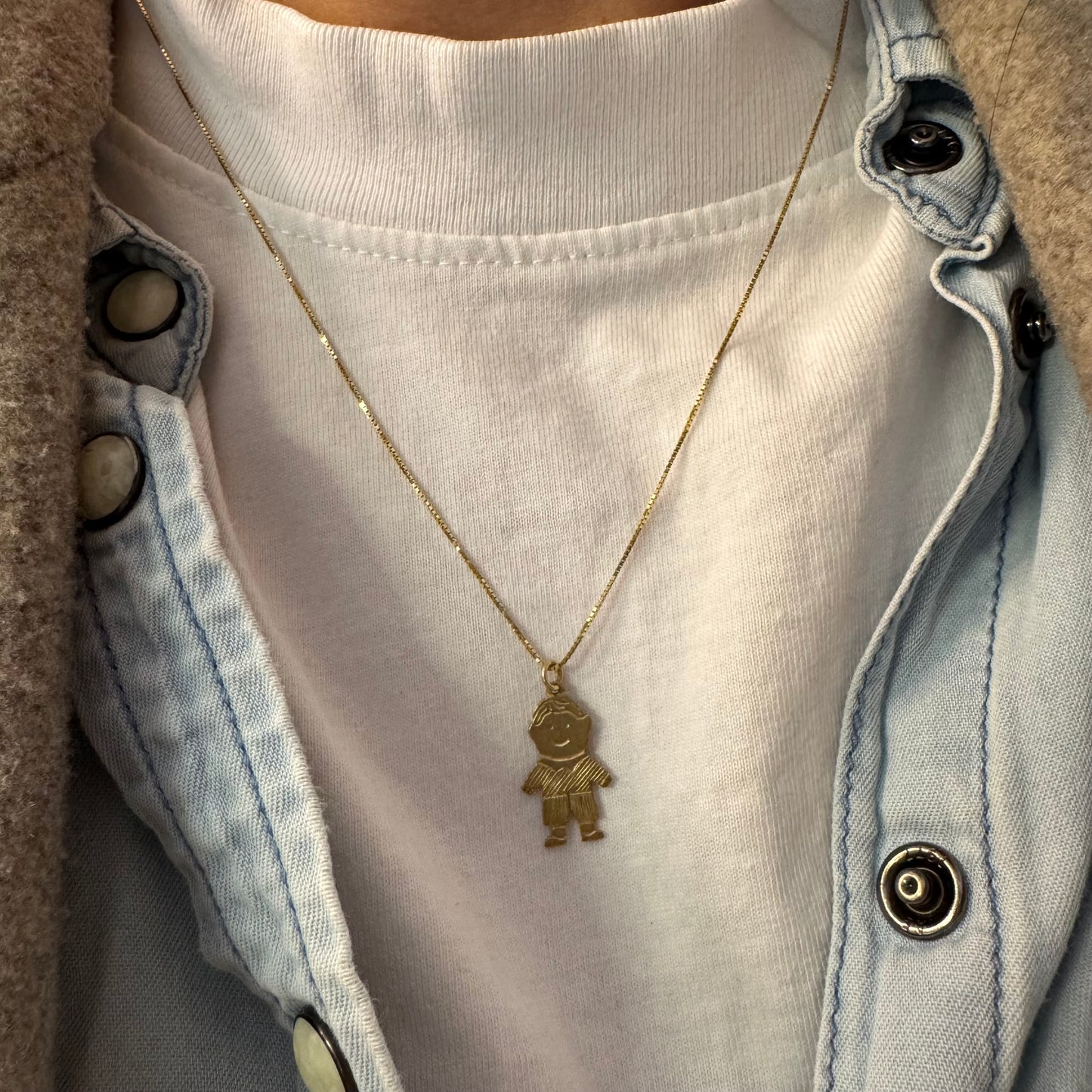 תליון זהב 9 קראט בעיצוב קלאסי ומרגש של דמות ילד. 