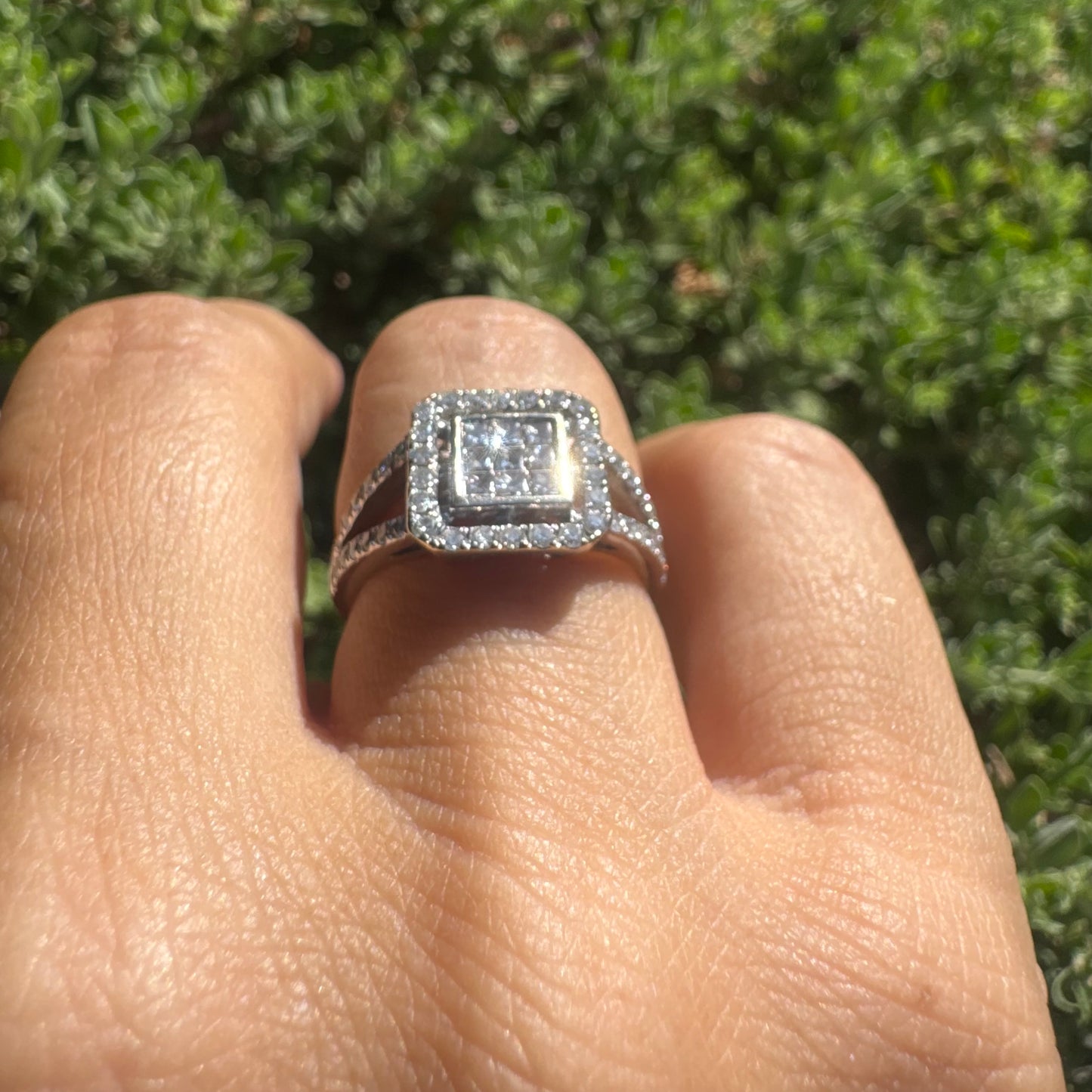 18K gold ring set with Diamonds in various cuts