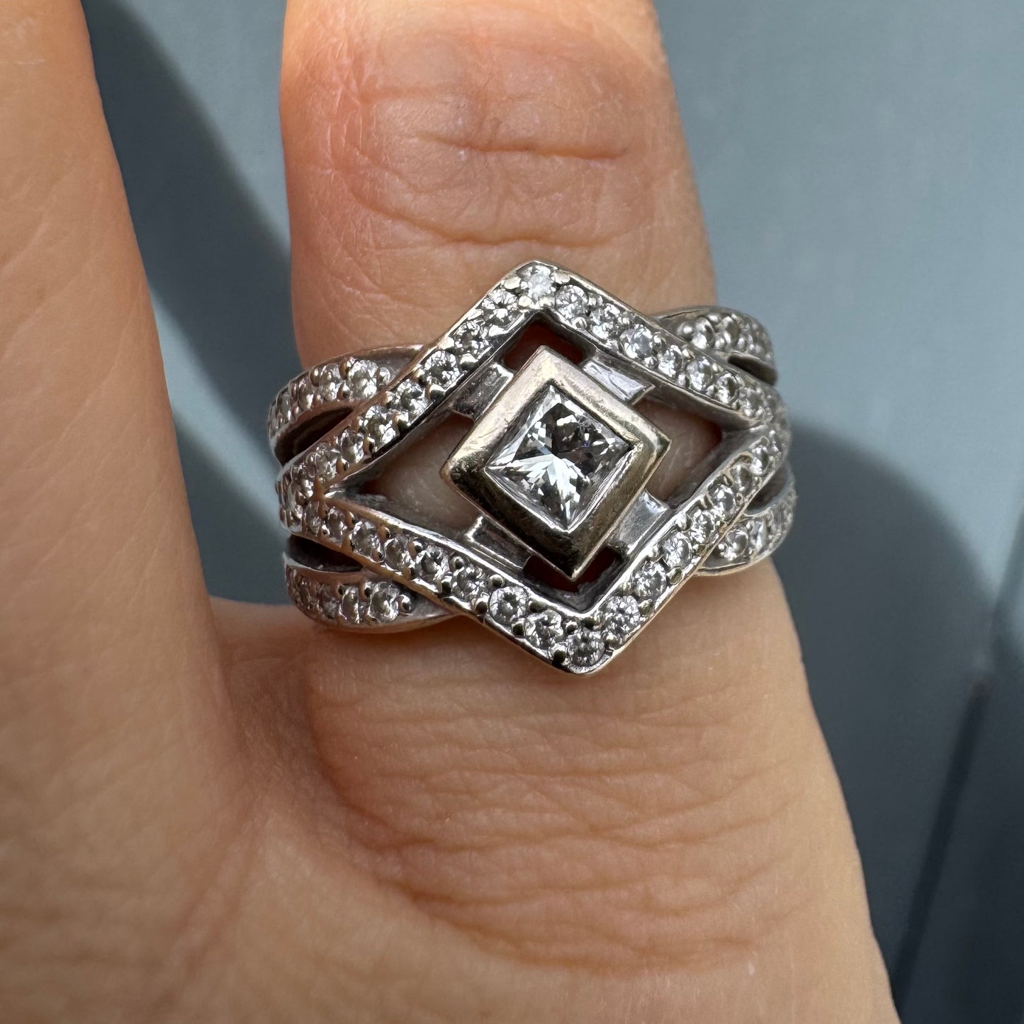 טבעת זהב לבן 14 קראט משובצת יהלומים, בעיצוב גיאומטרי יוקרתי בסגנון ארט-דקו.