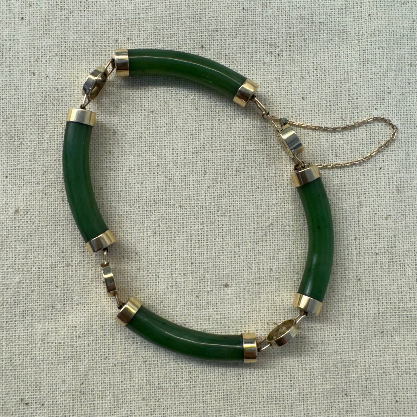 צמיד זהב צהוב 18 קראט משובץ אבני ג’ייד ירוקות עם עיטורי זהב בעיצוב אסייתי מסורתי – שילוב הרמוני של אלגנטיות, משמעות רוחנית וסטייל ייחודי