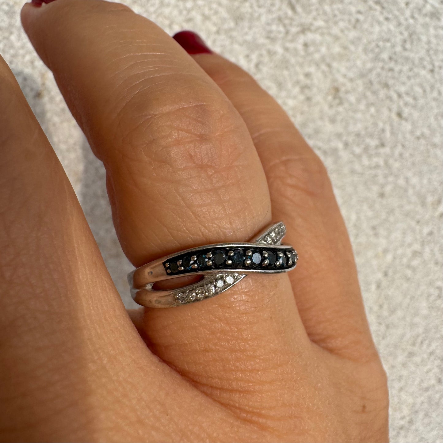 טבעת זהב לבן 10 קראט משובצת אבני טופז כחולות עמוקות ויהלומים.