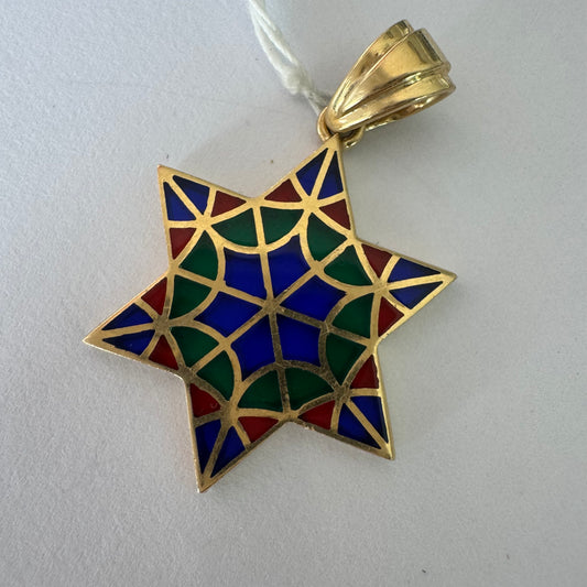 תליון מגן דוד מזהב 14 קראט צבעוני בגווני כחול, ירוק ואדום.