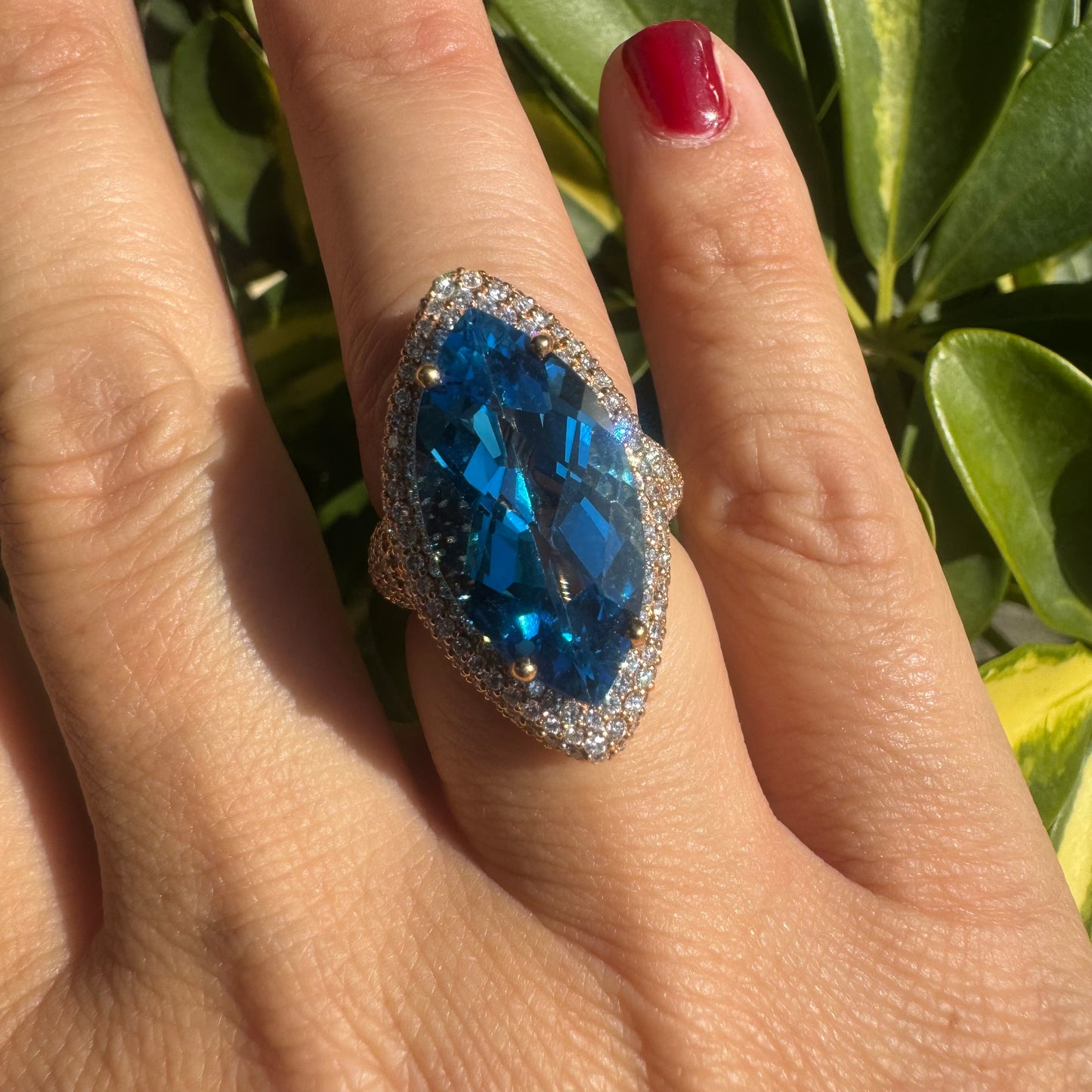 18K gold ring set with Blue Topaz & Diamonds