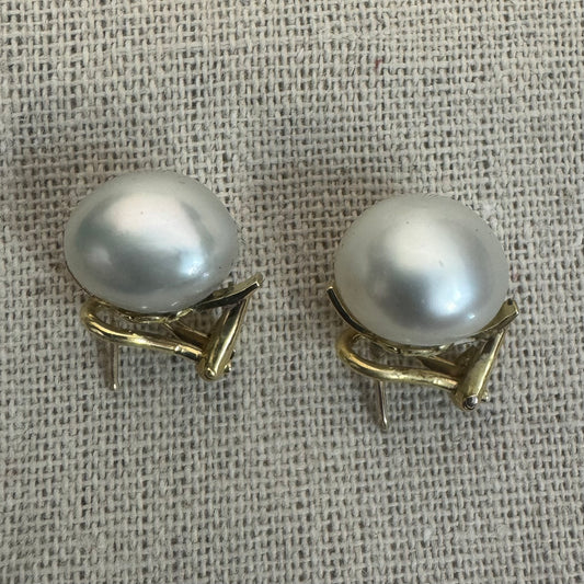 עגילים צמודים לאוזן זהב 14 קראט משובצים פנינים לבנות גדולות ובוהקות.