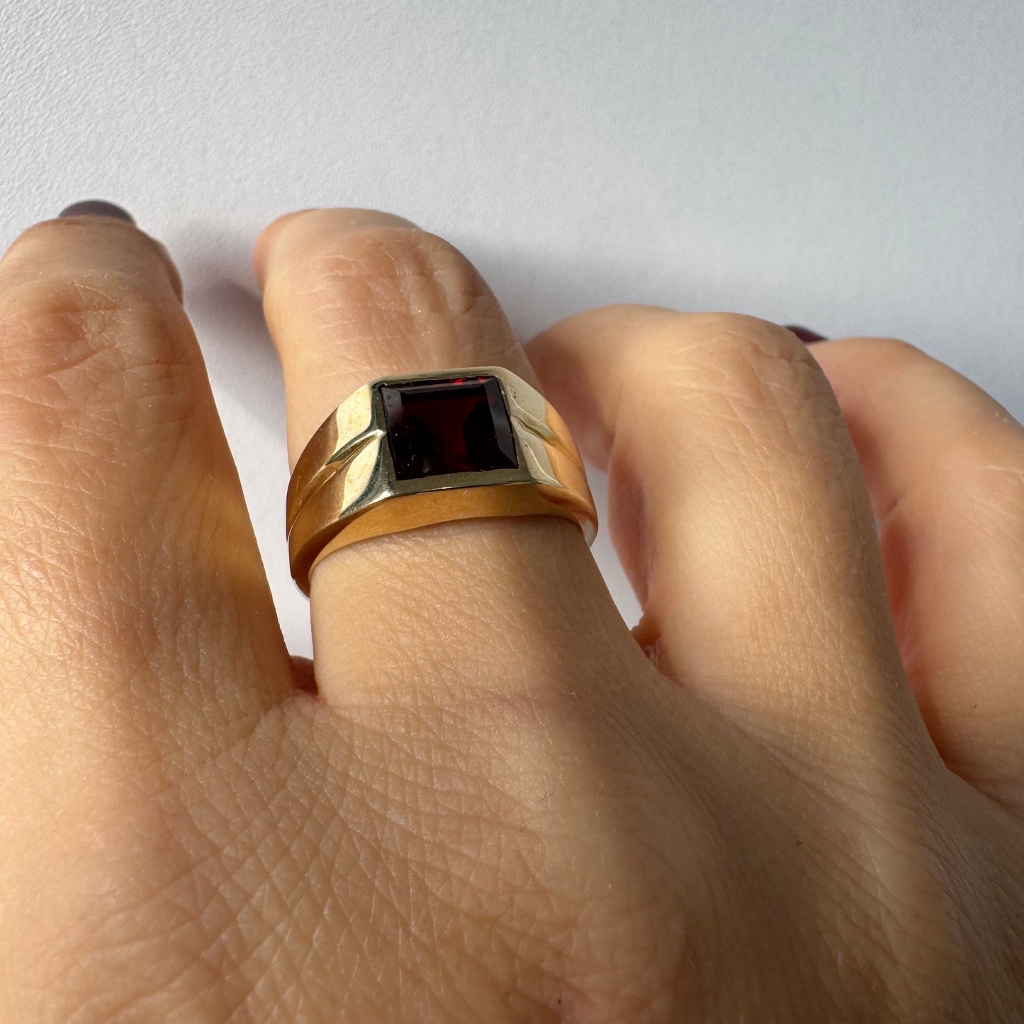 טבעת זהב צהוב 14 קראט משובצת אבן אדומה בחיתוך ריבועי 