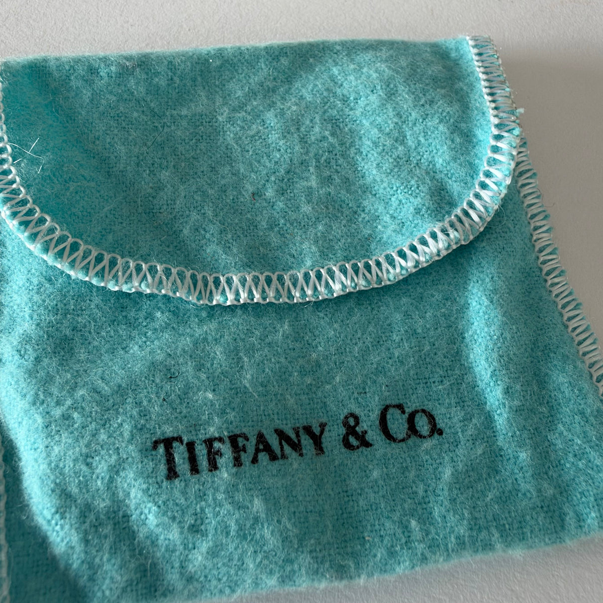 סיכת דש זהב 18 קראט של בית היוקרה Tiffany & Co., בעיצובה של פאלומה פיקאסו, מקולקציית Graffiti האייקונית.