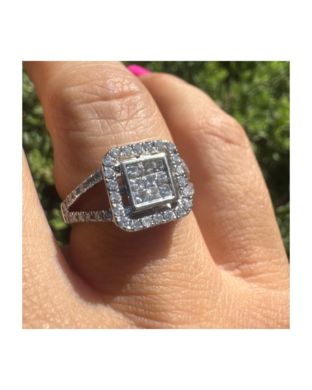 טבעת זהב לבן 18 קראט משובצת יהלומים בחיתוכים שונים- מרובע ועגול