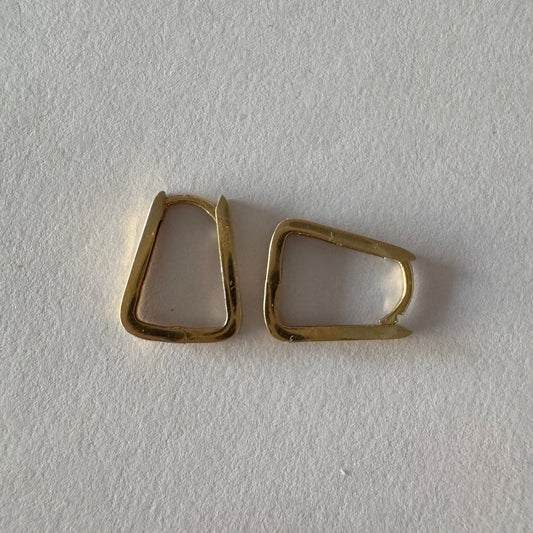 עגילי זהב צהוב 14 קראט בעיצוב גיאומטרי נקי ומודרני.