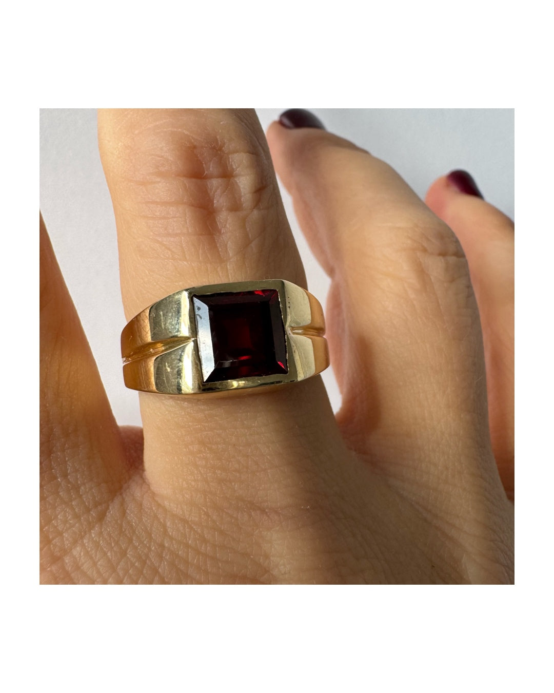 טבעת זהב צהוב 14 קראט משובצת אבן אדומה בחיתוך ריבועי 