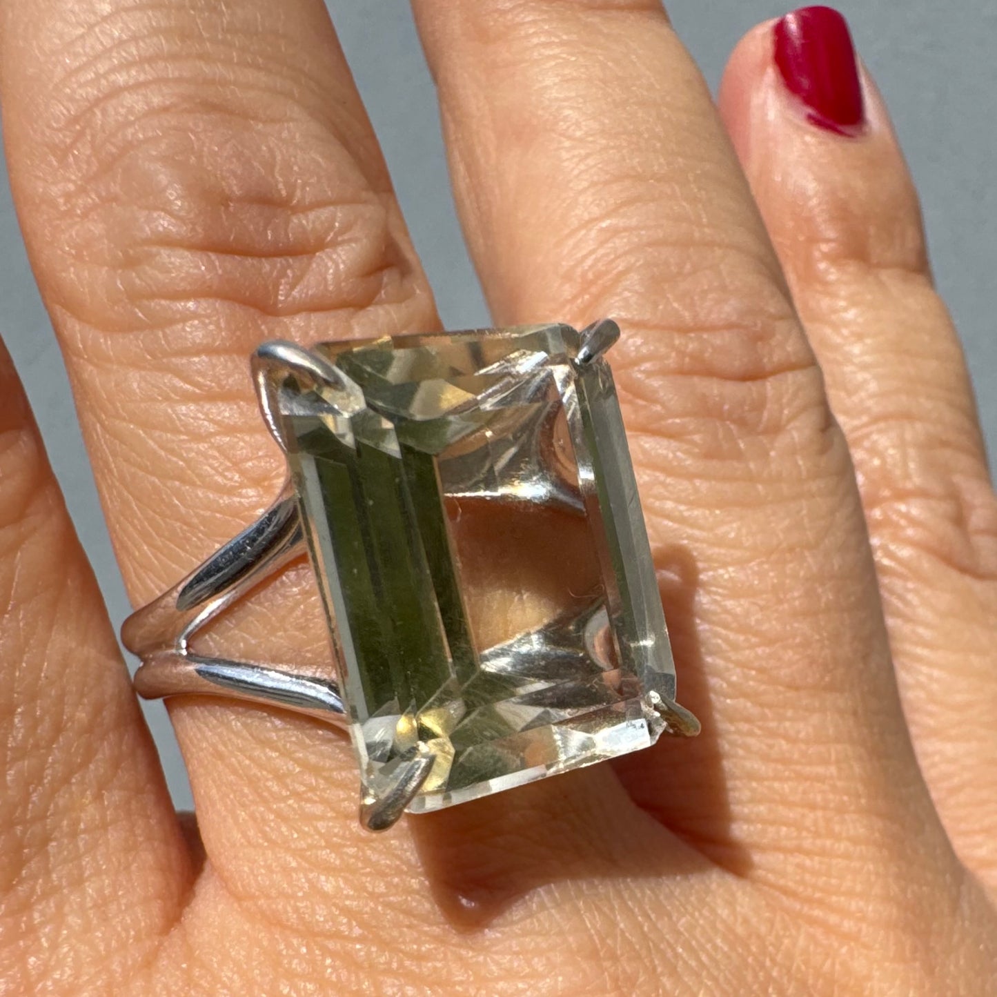 טבעת זהב לבן 18 קראט בעיצוב אלגנטי של H. Stern, משובצת אבן קוורץ גדולה בחיתוך מלבני .