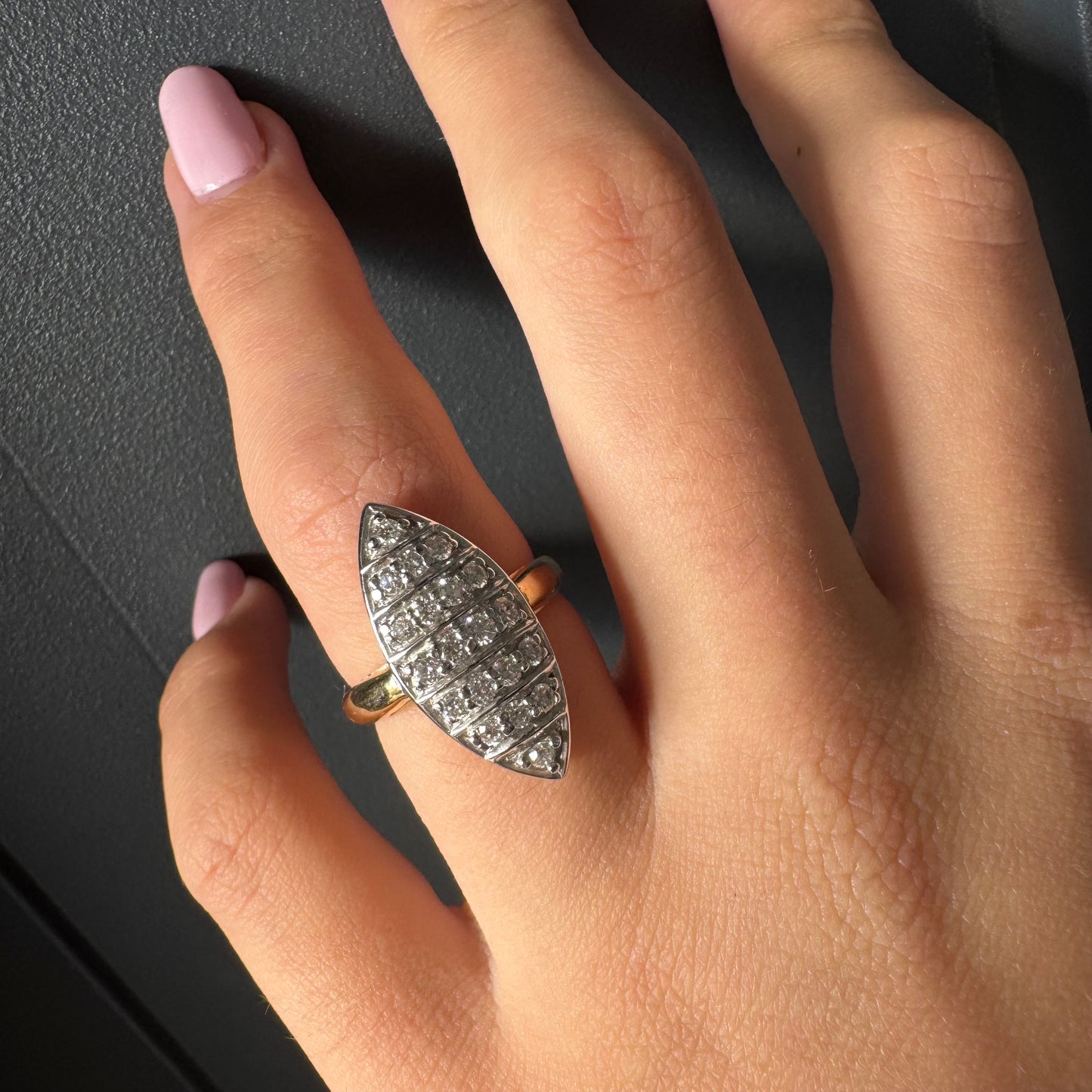 טבעת זהב צהוב 18 קראט בצורת מרקיזה משובצת שורות יהלומים