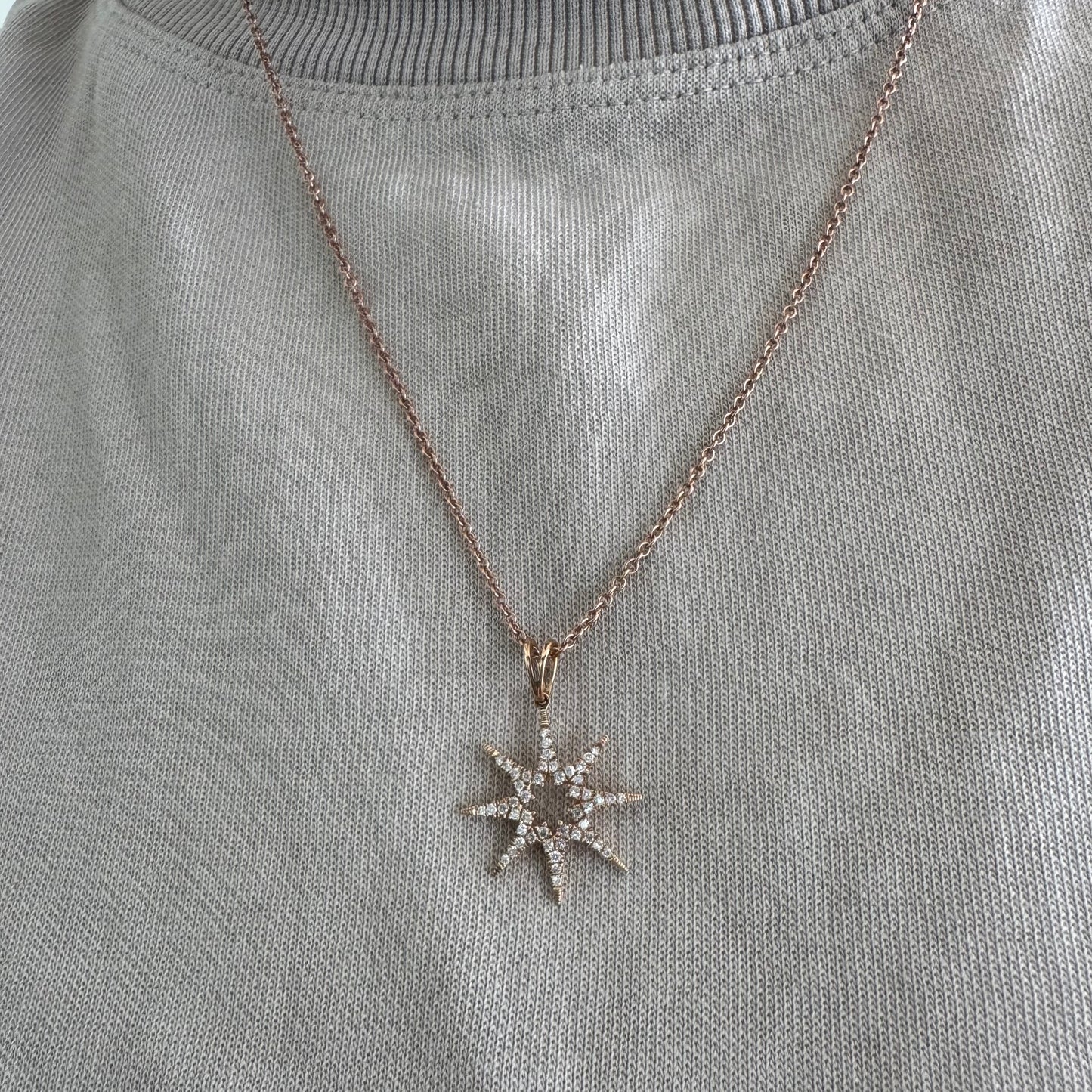 שרשרת זהב 14 קראט עם תליון בצורת כוכב משובץ יהלומים.