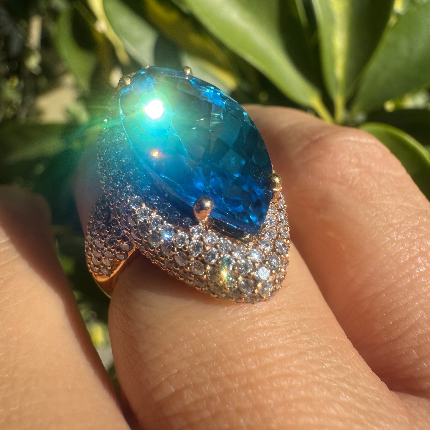 18K gold ring set with Blue Topaz & Diamonds