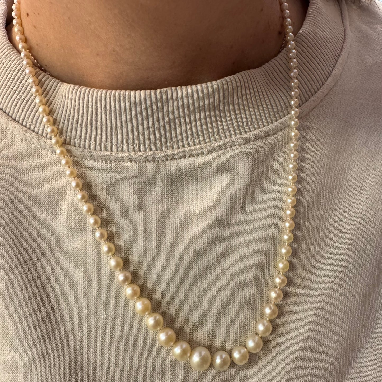 &nbsp;שרשרת פנינים מדורגת קלאסית בעלת סוגר זהב 14 קראט