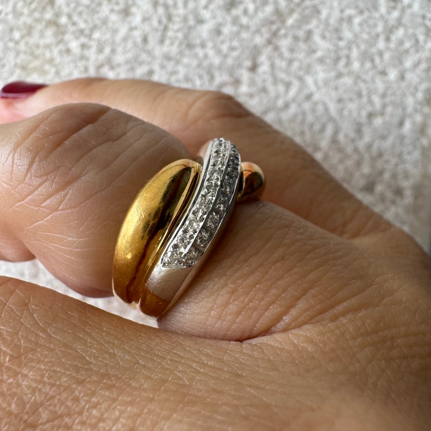 טבעת וינטג’ של המותג היוקרתי H.Stern, זהב 18 קראט בשילוב זהב צהוב ולבן משובצת שורת יהלומים