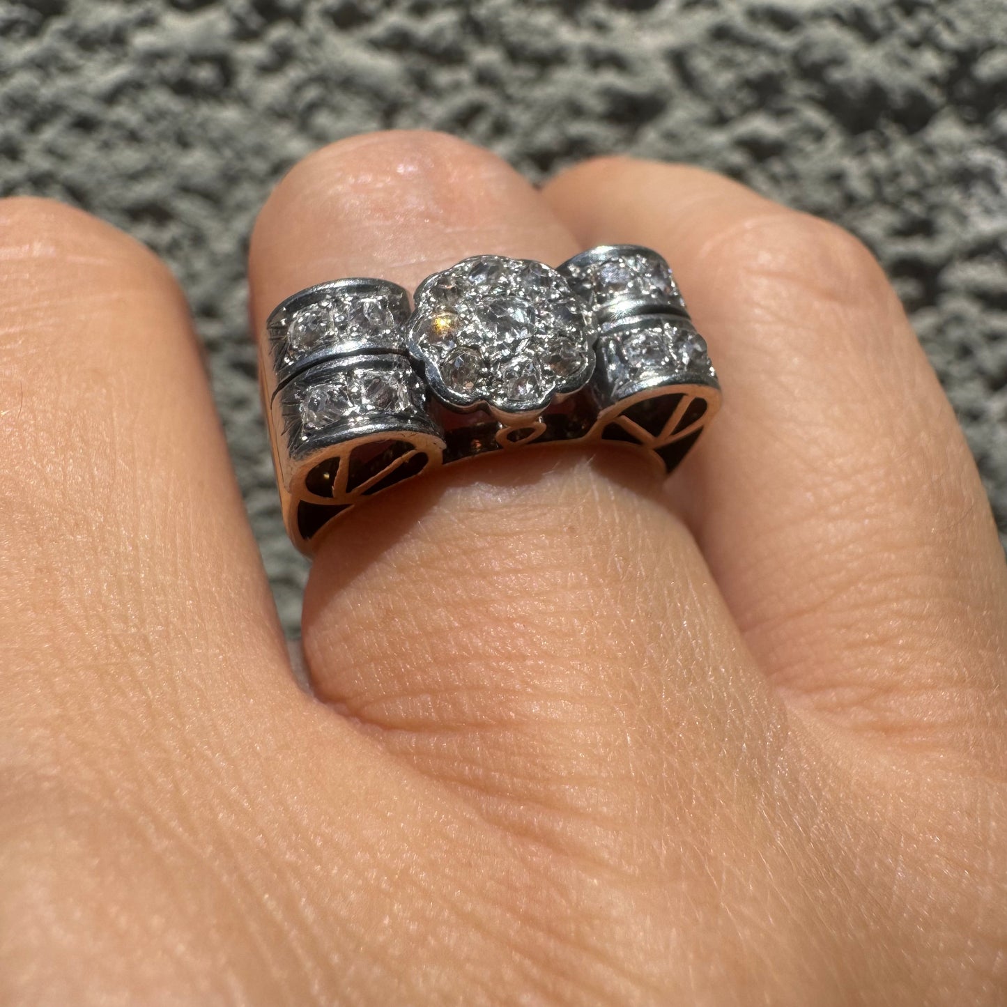 18K gold ring featuring a flower-shaped design set with antique Diamonds