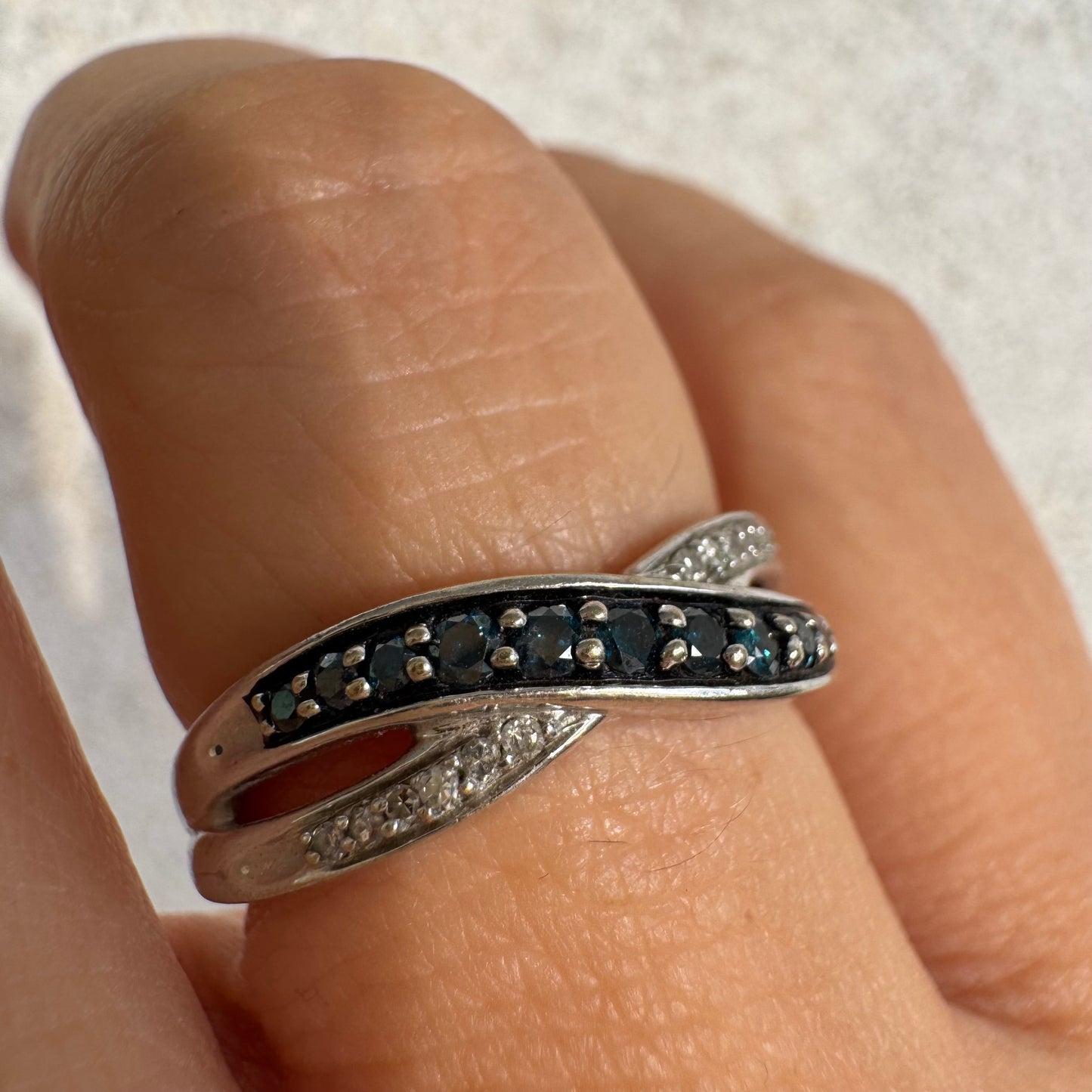 טבעת זהב לבן 10 קראט משובצת אבני טופז כחולות עמוקות ויהלומים.