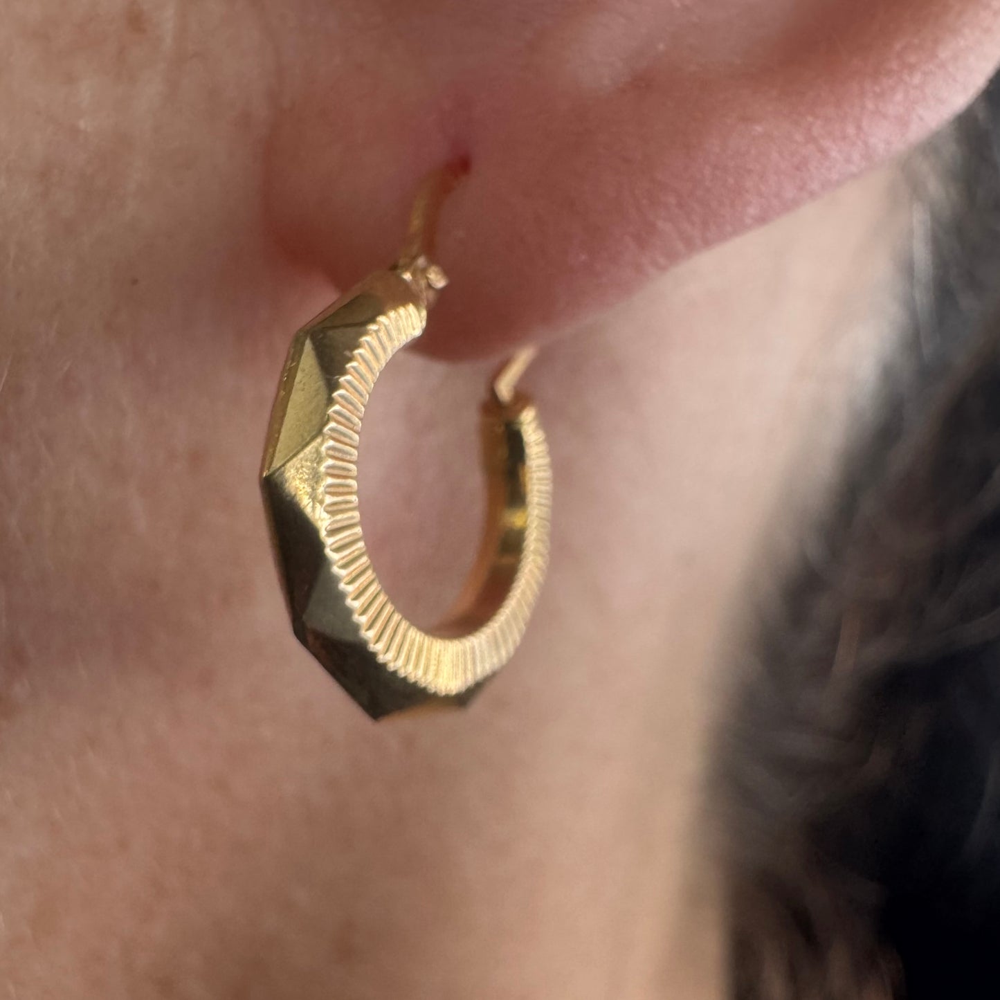 עגילי זהב צהוב 18 קראט חישוקים קטנים