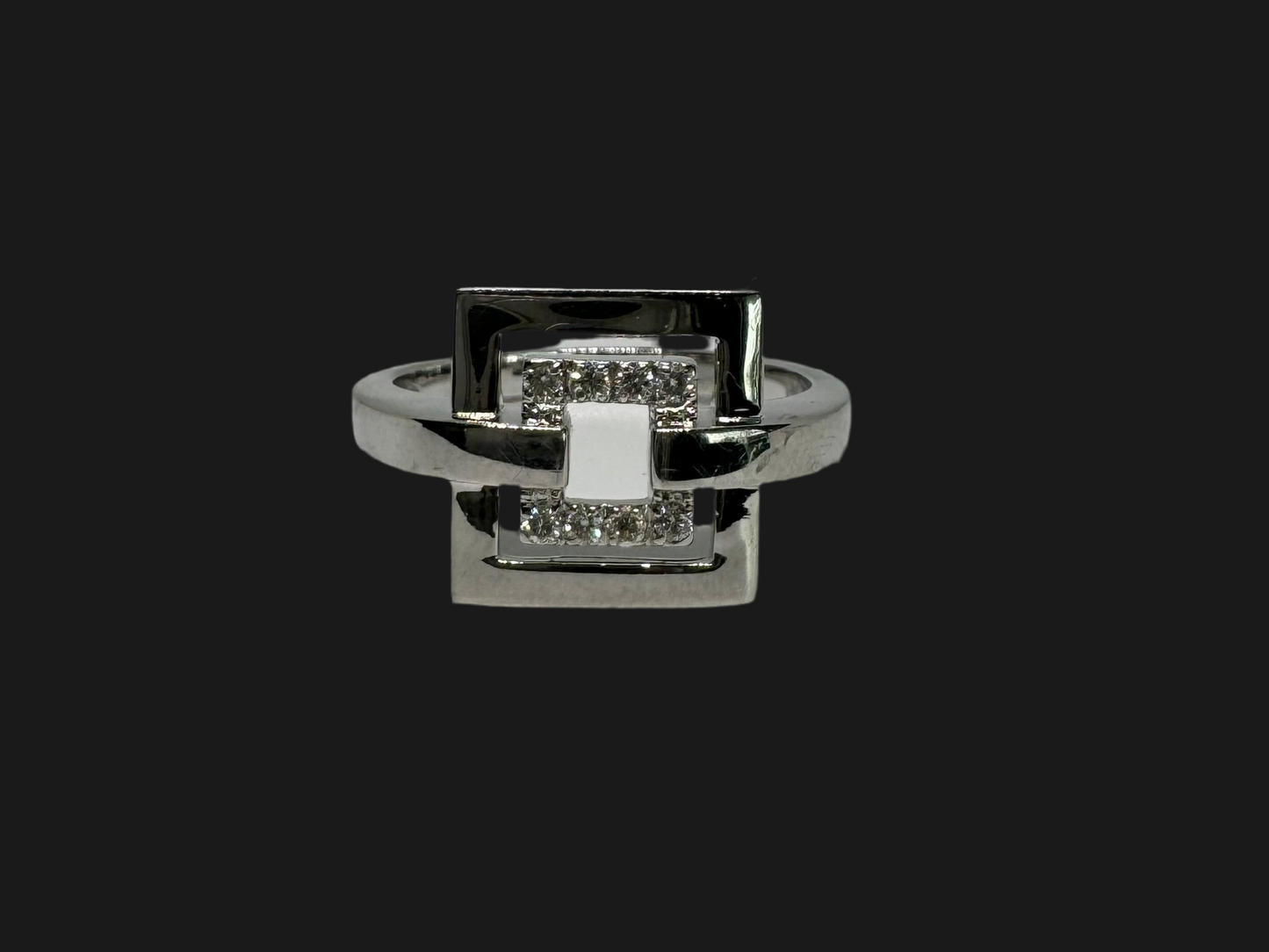18K gold ring featuring two open square frames, with the inner square set with Diamonds