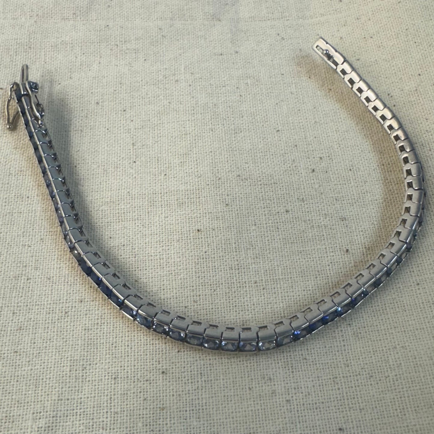 צמיד טניס זהב 14K משובץ בגוונים שונים של ספיר