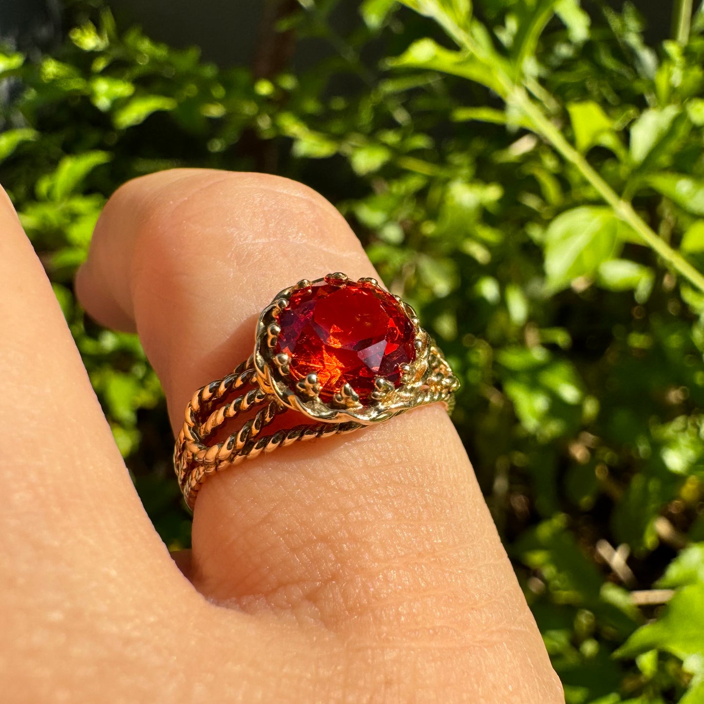 טבעת זהב צהוב 10 קראט משובצת אבן חן כתומה