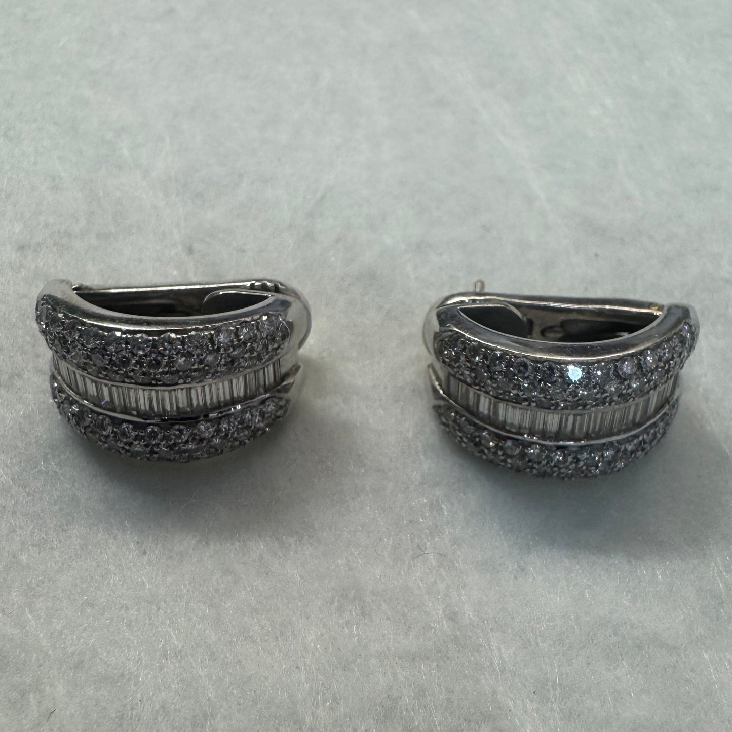 עגילי זהב לבן 18 קראט בעיצוב גאומטרי ייחודי משובצים יהלומים בחיתוכים שונים