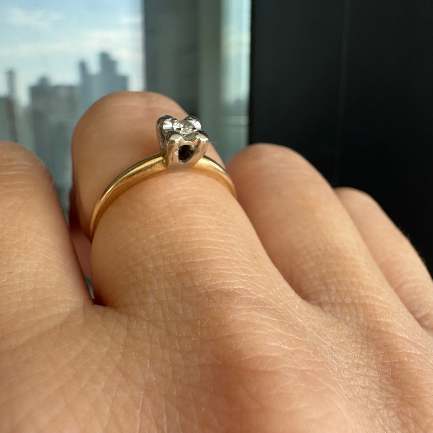 טבעת זהב צהוב 14 קראט סוליטר קלאסית משובצת יהלום עדין בארבע שיניים מזהב לבן.