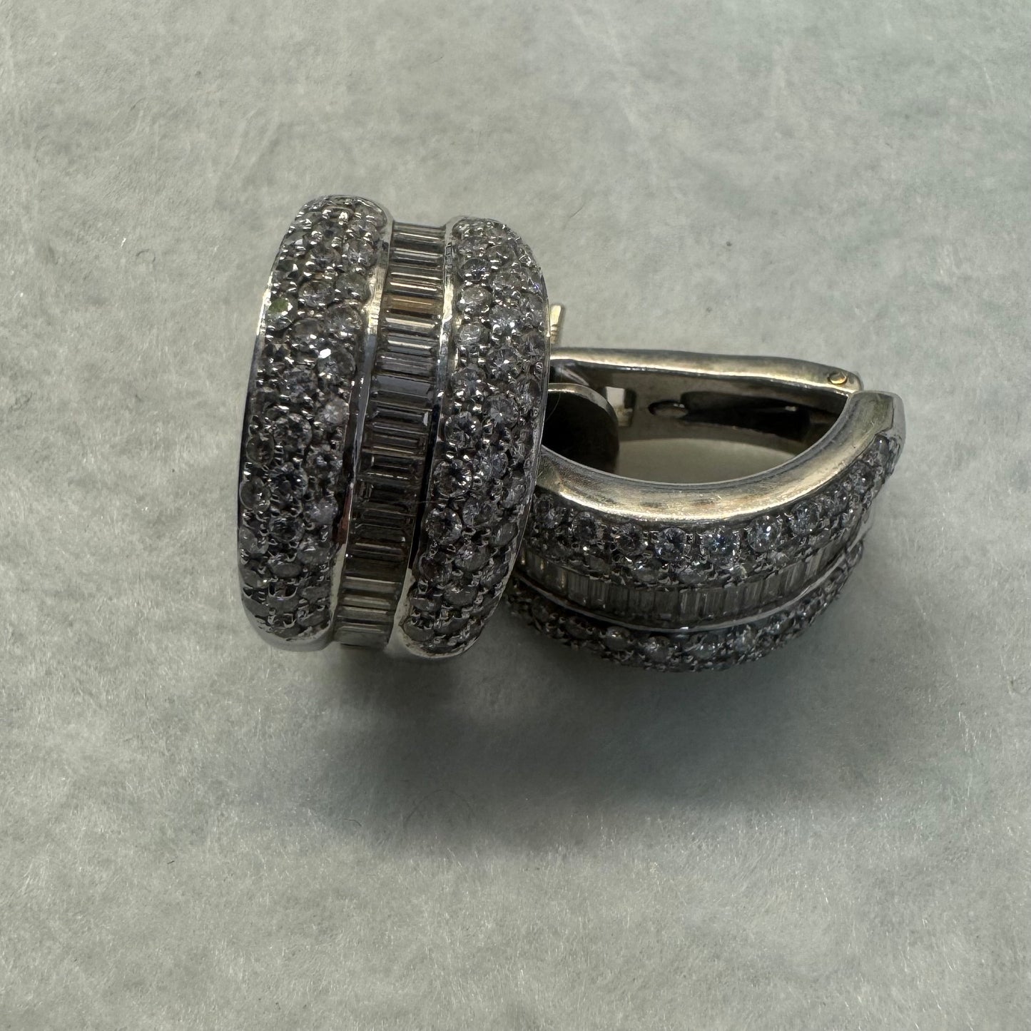 עגילי זהב לבן 18 קראט בעיצוב גאומטרי ייחודי משובצים יהלומים בחיתוכים שונים