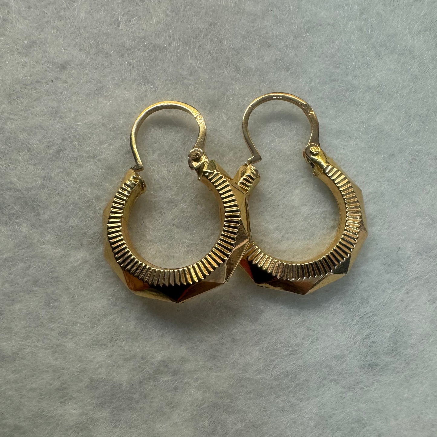 עגילי זהב צהוב 18 קראט חישוקים קטנים