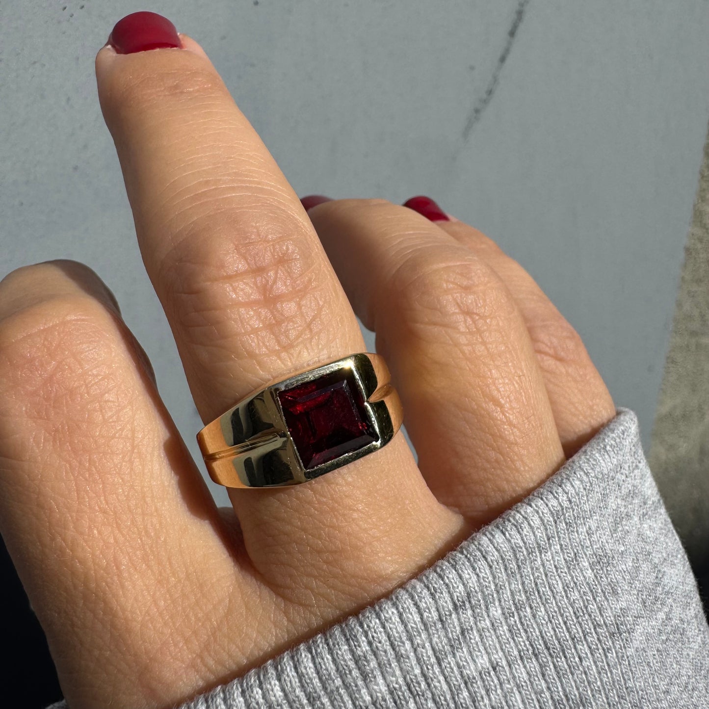 טבעת זהב צהוב 14 קראט משובצת אבן אדומה בחיתוך ריבועי 