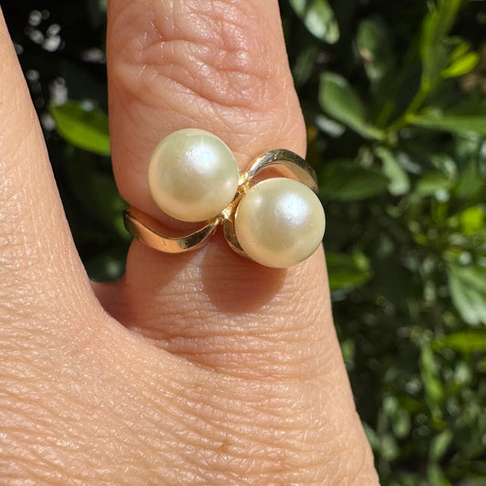 טבעת זהב צהוב 14 קראט משובצת שתי פנינים עגולות