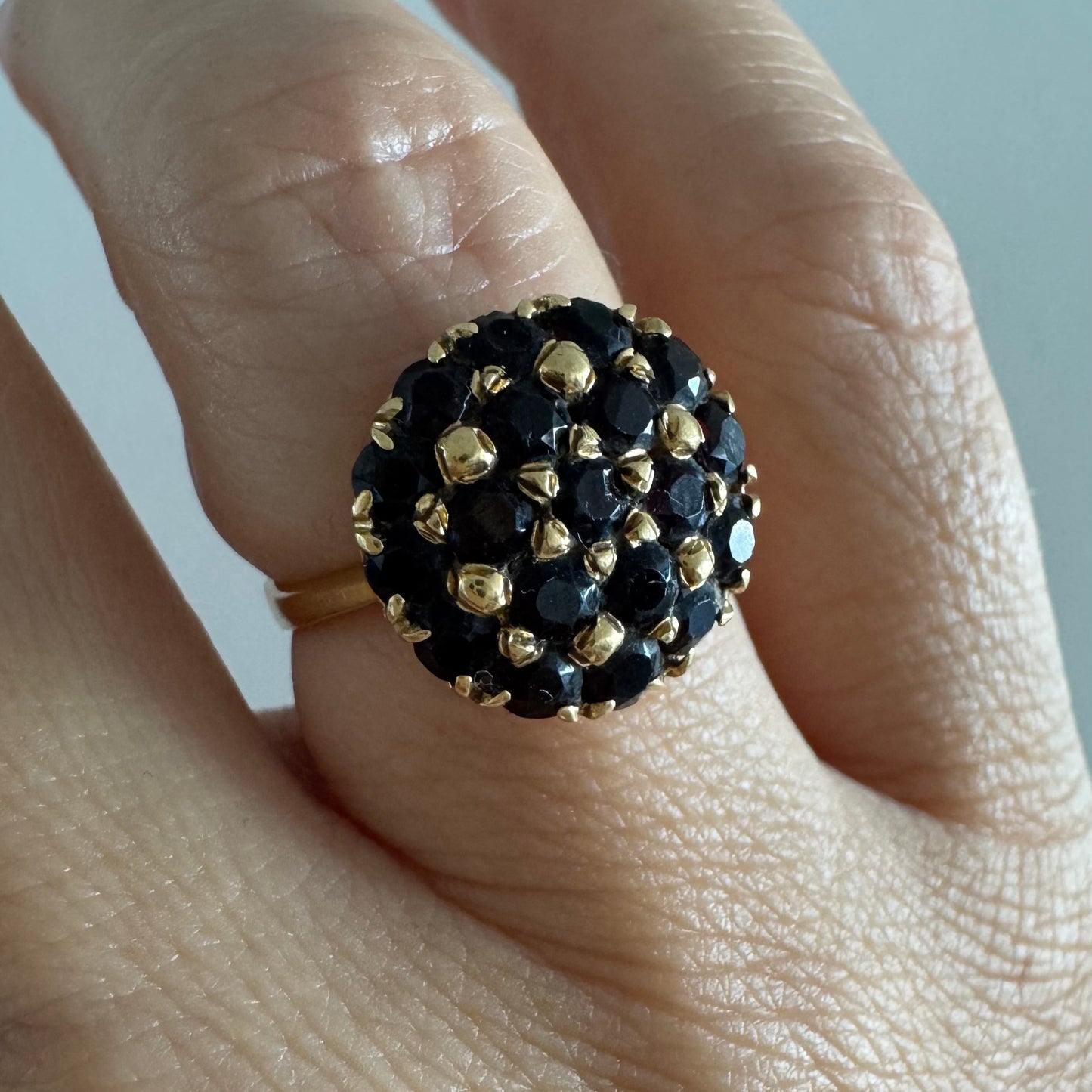 טבעת זהב צהוב 18 קראט משובצת אבני גרנט בצבע אדום-יין