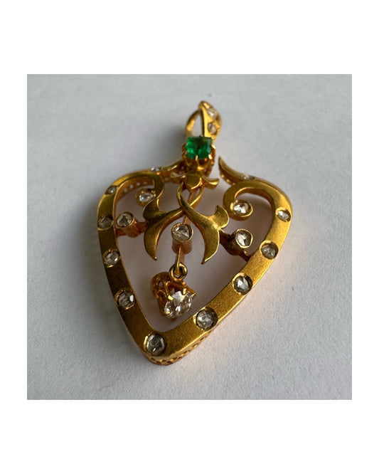 תליון זהב צהוב 18 קראט ״לב״ משובץ אבן אמרלד ויהלומים