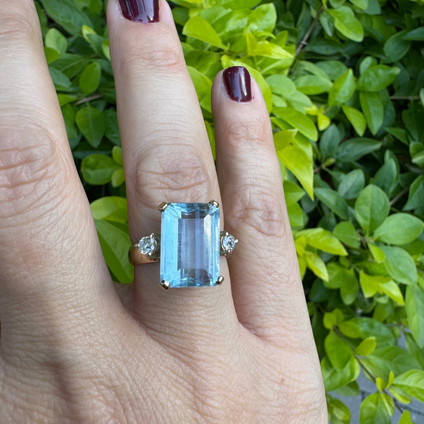 טבעת זהב 18 קראט משובצת אבן אקוומרין בחיתוך מלבני (Emerald Cut), בעלת גוון כחול צלול ומרשים.