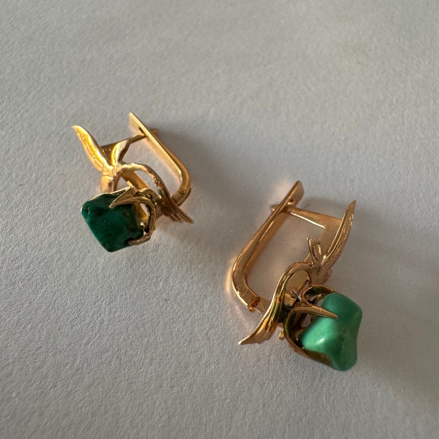 עגילי זהב 14 קראט בעיצוב עלים ופרח, משובצים אבן טורקיז בעלת מראה אורגני.