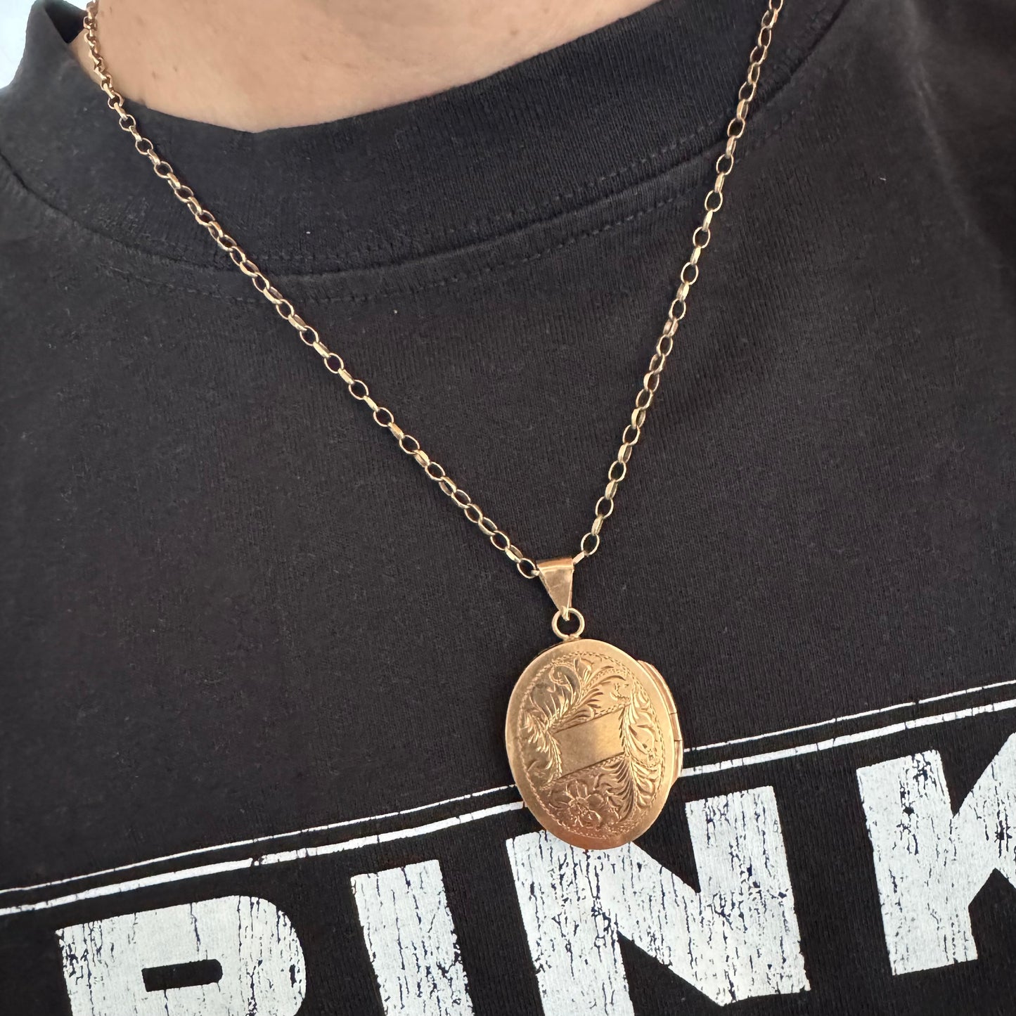 תליון לוקט זהב 14 קראט אובלי עם עיטור חריטה פרחית עדינה בעבודת יד ומסגרת אלגנטית ופתיחה לשמירת זיכרון קטן ויקר ללב.