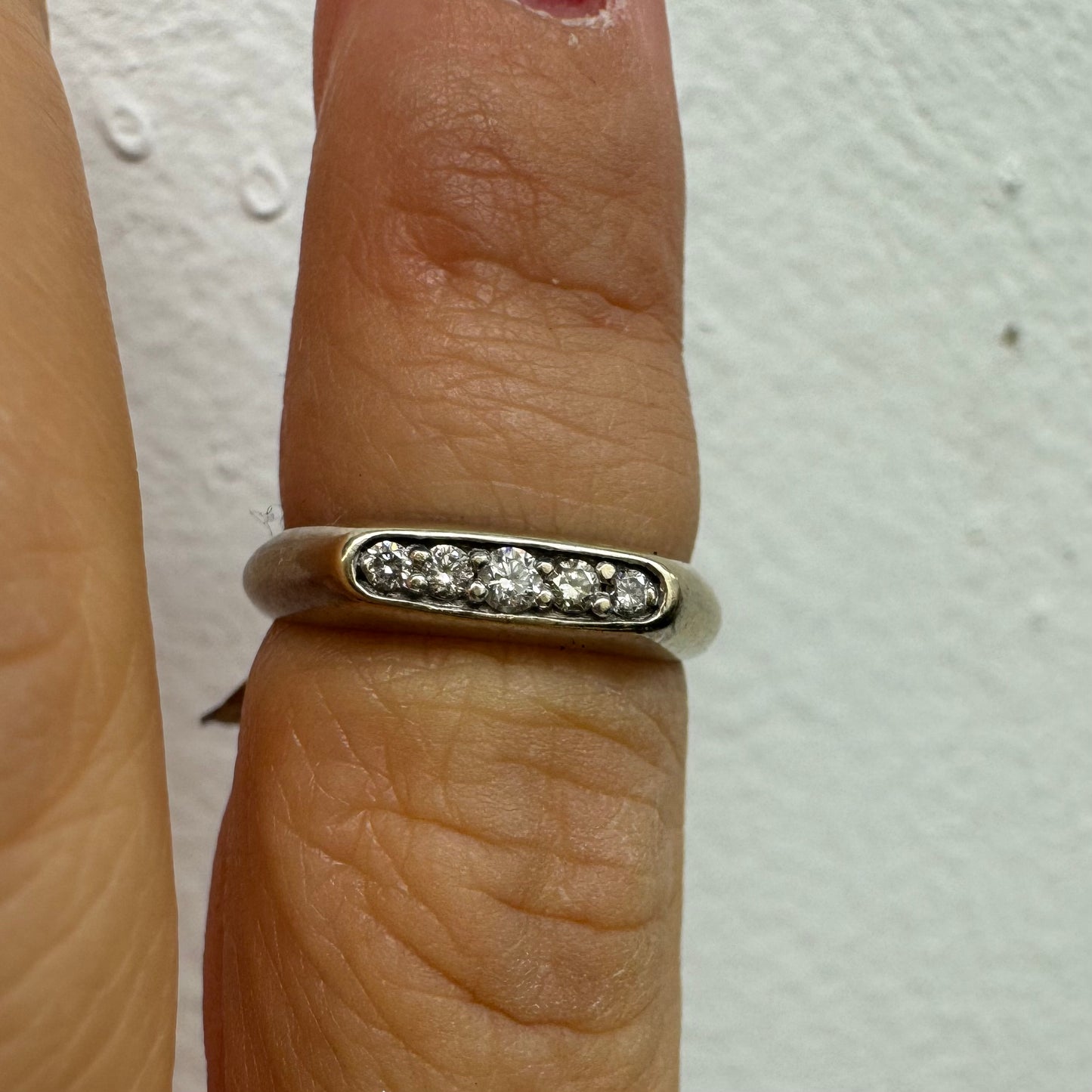 טבעת זהב לבן 14 קראט, בעיצוב עדין וקלאסי, משובצת שורת יהלומים קטנים במסגרת חלקה ונוחה לענידה יומיומית. 