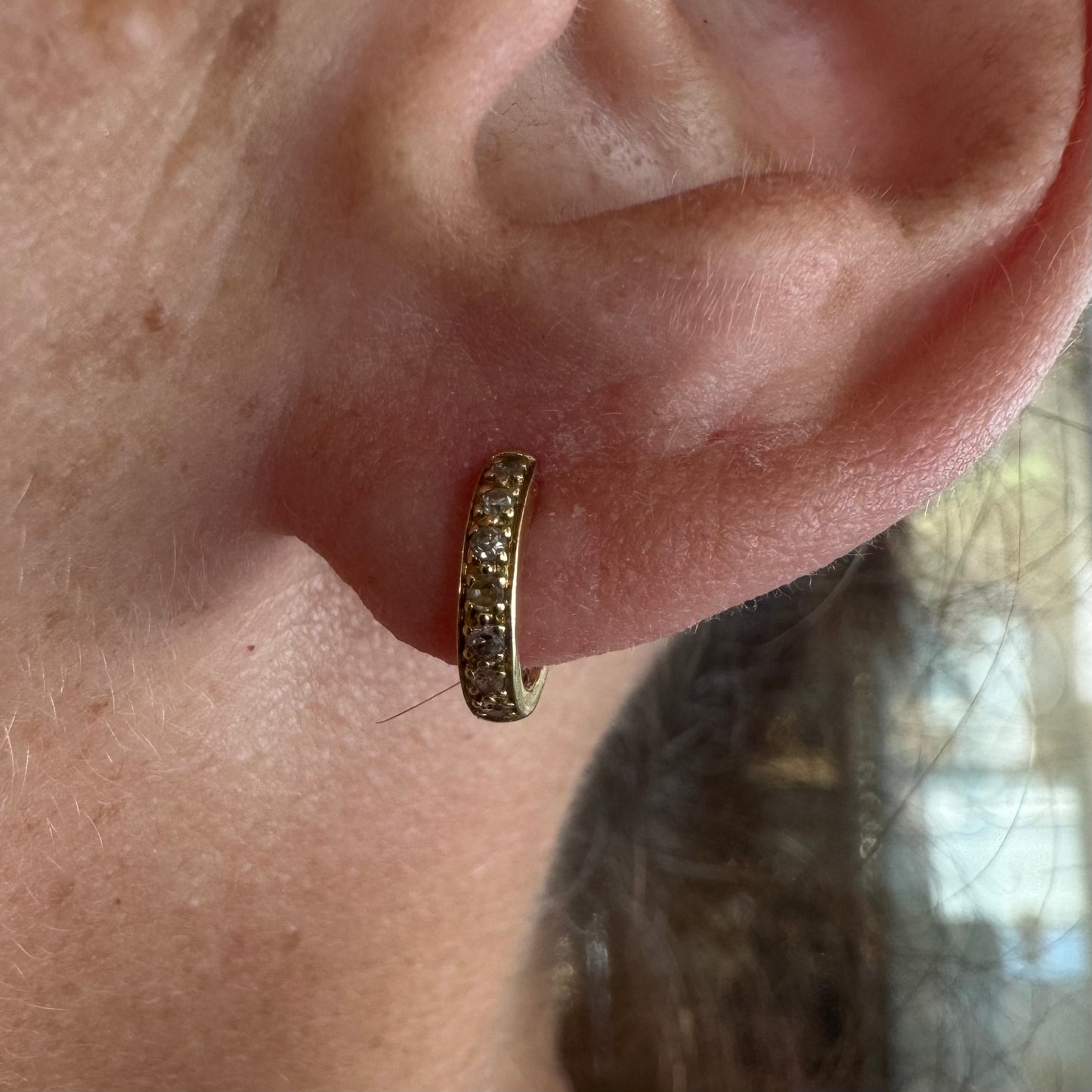 עגילי זהב צהוב 18 קראט של המותג "טוס" 