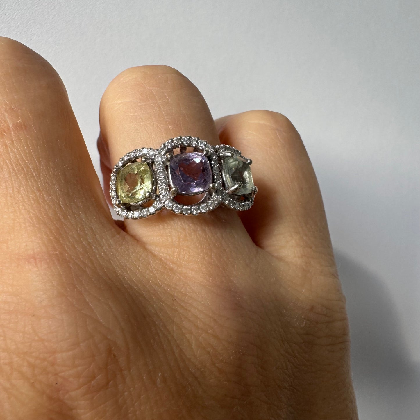 טבעת זהב לבן 18 קראט משובצת שלוש אבני חן בגוונים פסטליים –לילך, אפור בהיר רך וצהבהב.