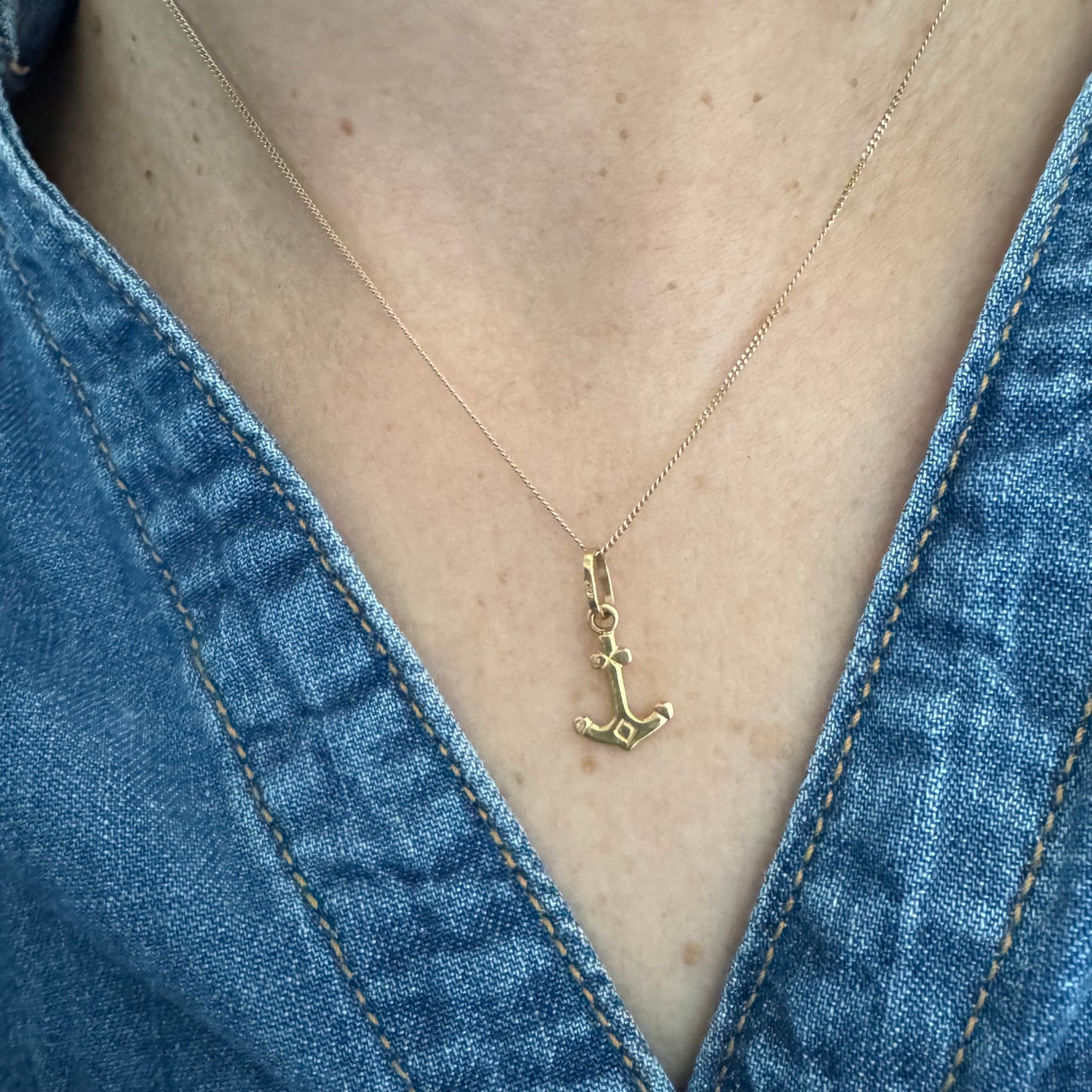 תליון עוגן מזהב 14 קראט.