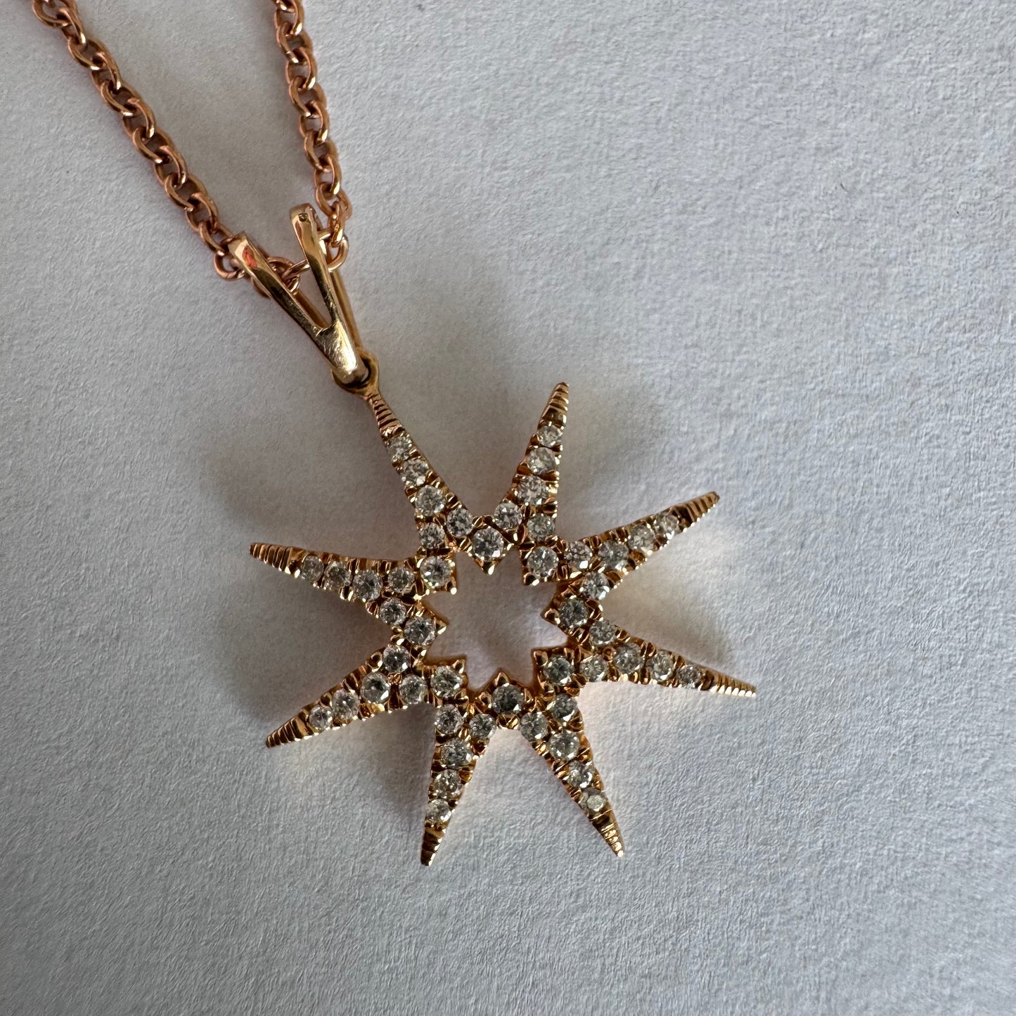 שרשרת זהב 14 קראט עם תליון בצורת כוכב משובץ יהלומים.