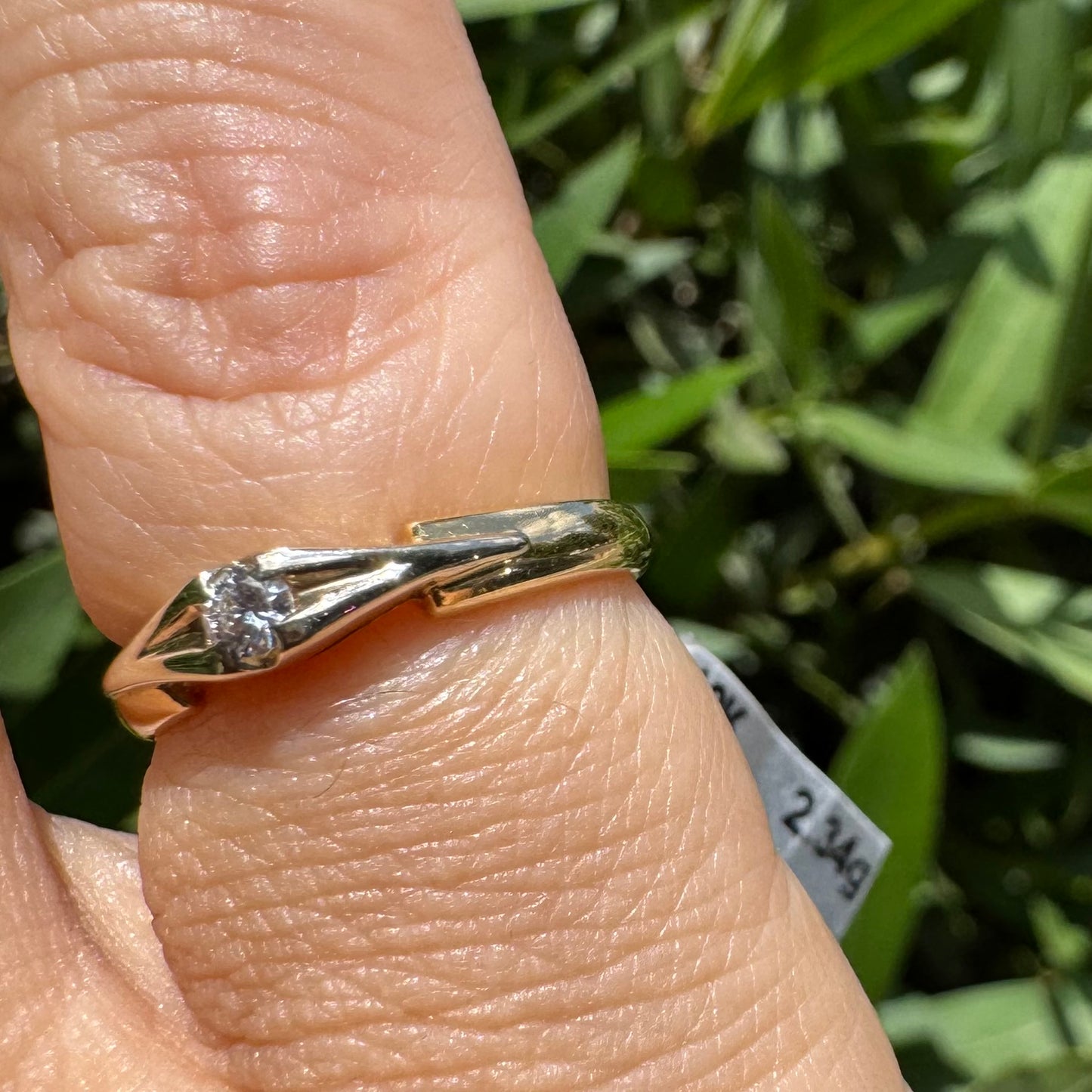 18K gold ring featuring a single round Diamond