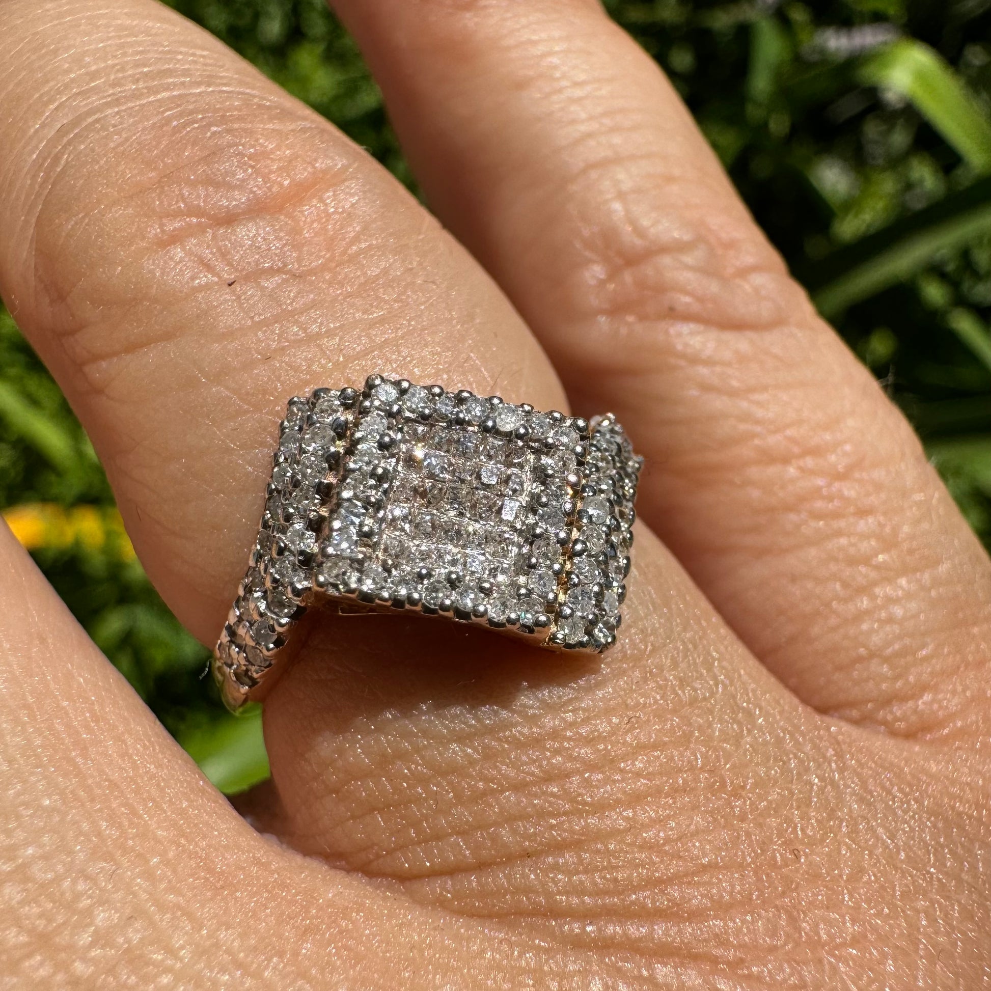 טבעת זהב צהוב 14 קראט משובצת יהלומים בחיתוכים שונים&nbsp;